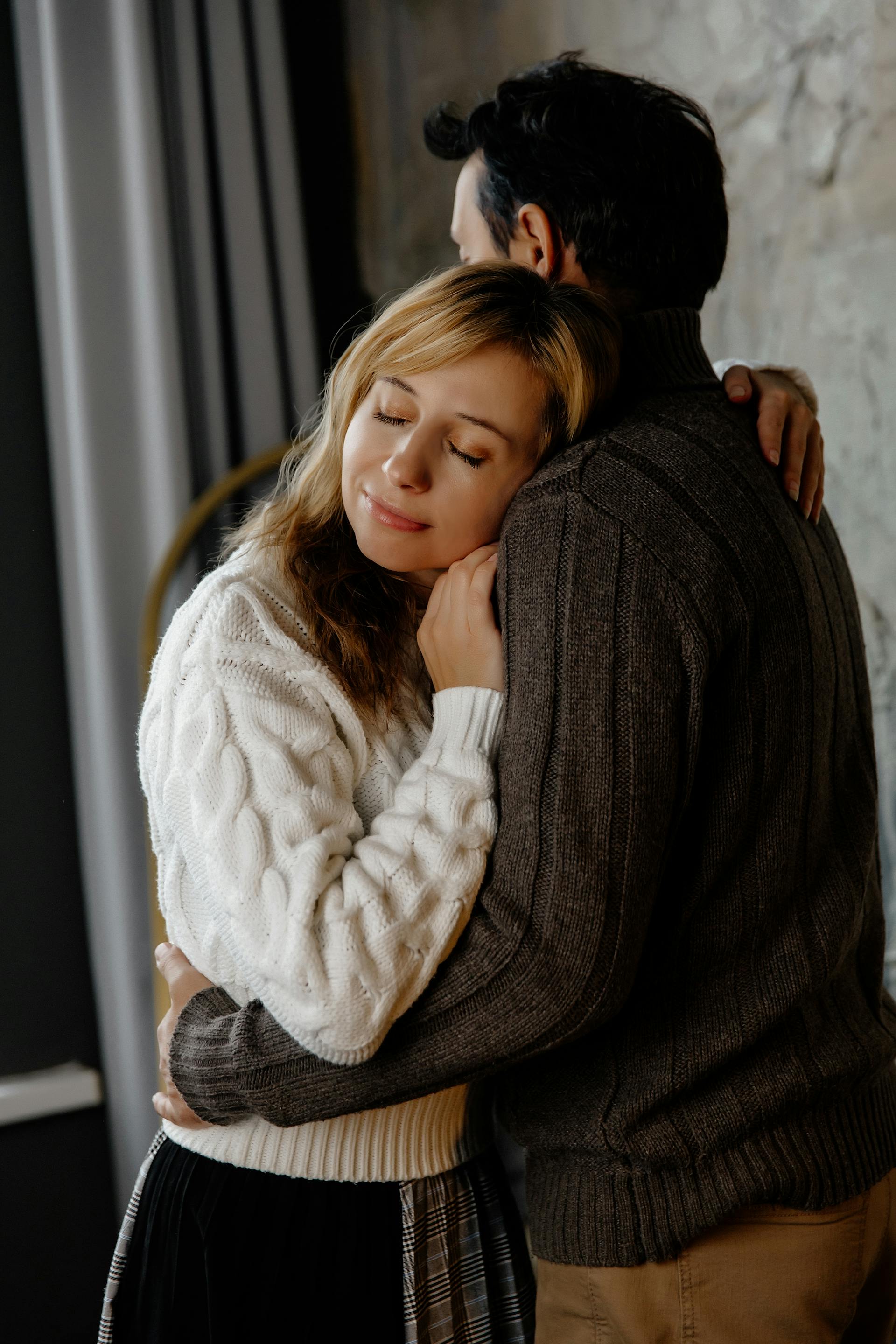 Una pareja abrazándose | Fuente: Pexels