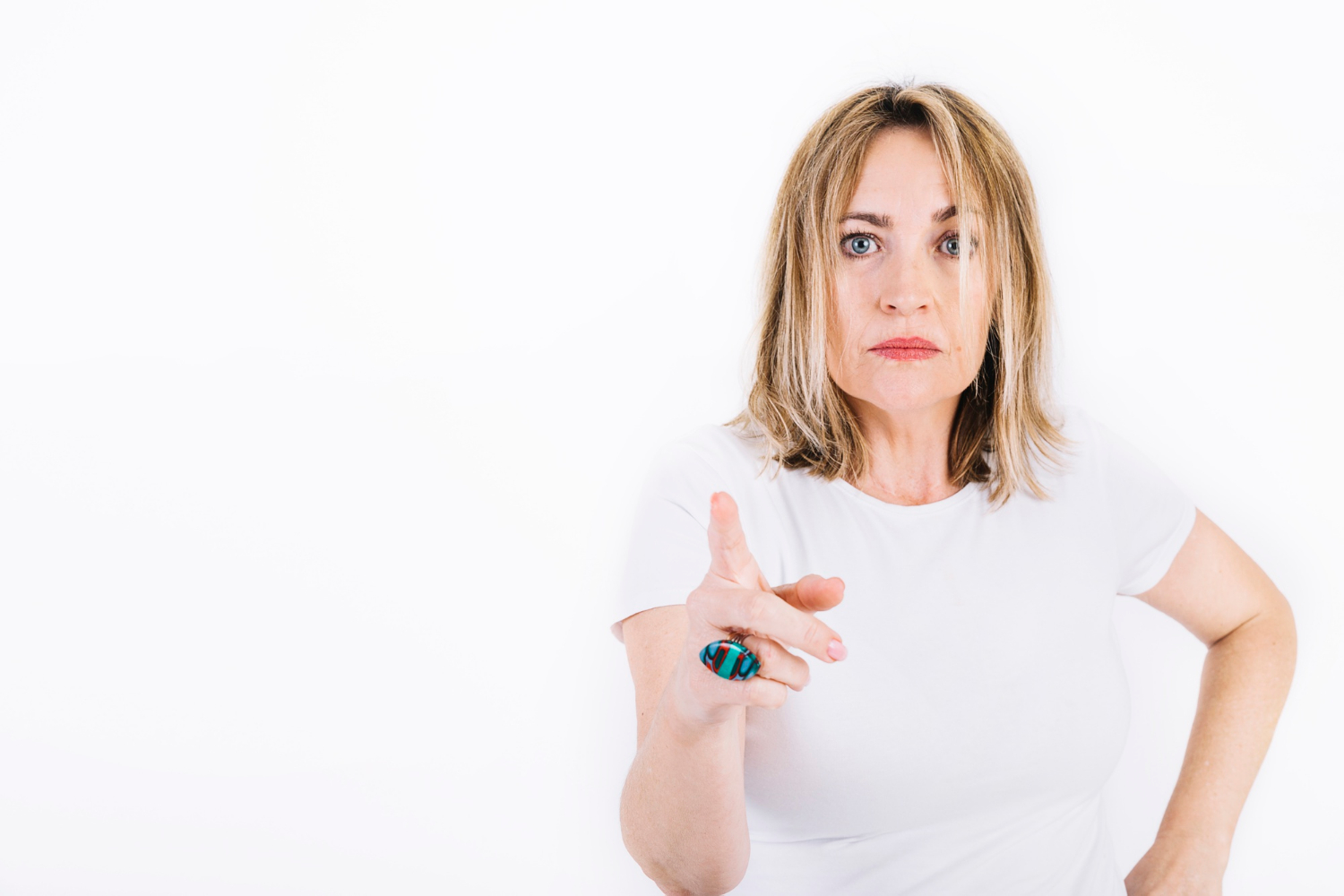 Una mujer mayor furiosa discutiendo | Fuente: Freepik