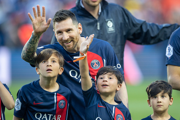 Lionel Messi, número 30 del Paris Saint-Germain, junto a sus hijos Thiago, Mateo y Ciro, mientras buscaban entre el público a su esposa y madre de los niños, Antonela Roccuzzo, tras haber sido acompañados por sus hijos durante la presentación previa al partido entre Paris Saint-Germain y Clermont, correspondiente a la temporada regular de la Ligue 1 de Francia, el 3 de junio de 2023 en el Parque de los Príncipes, en París | Fuente: Getty Images
