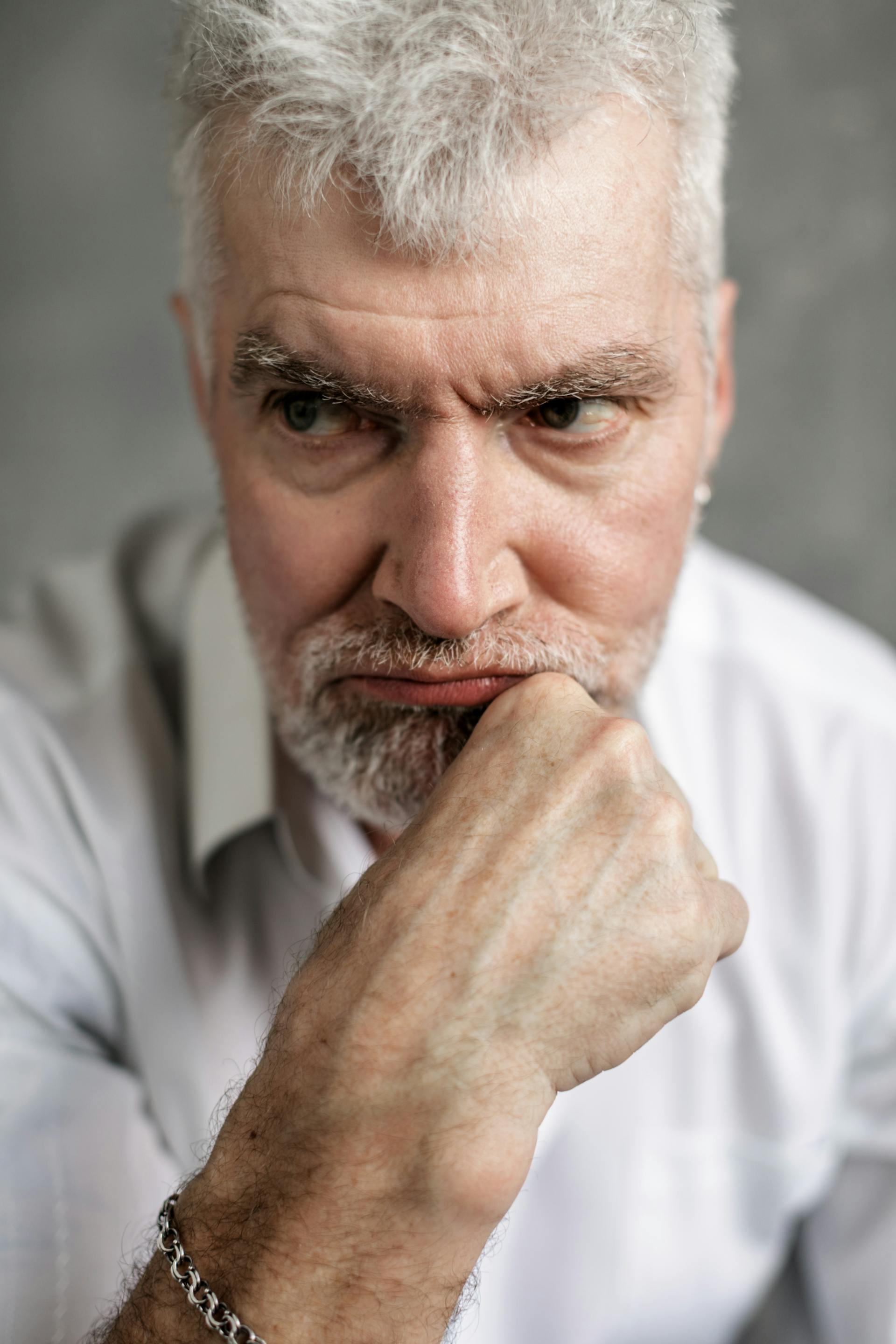 Un hombre de aspecto gruñón | Fuente: Pexels