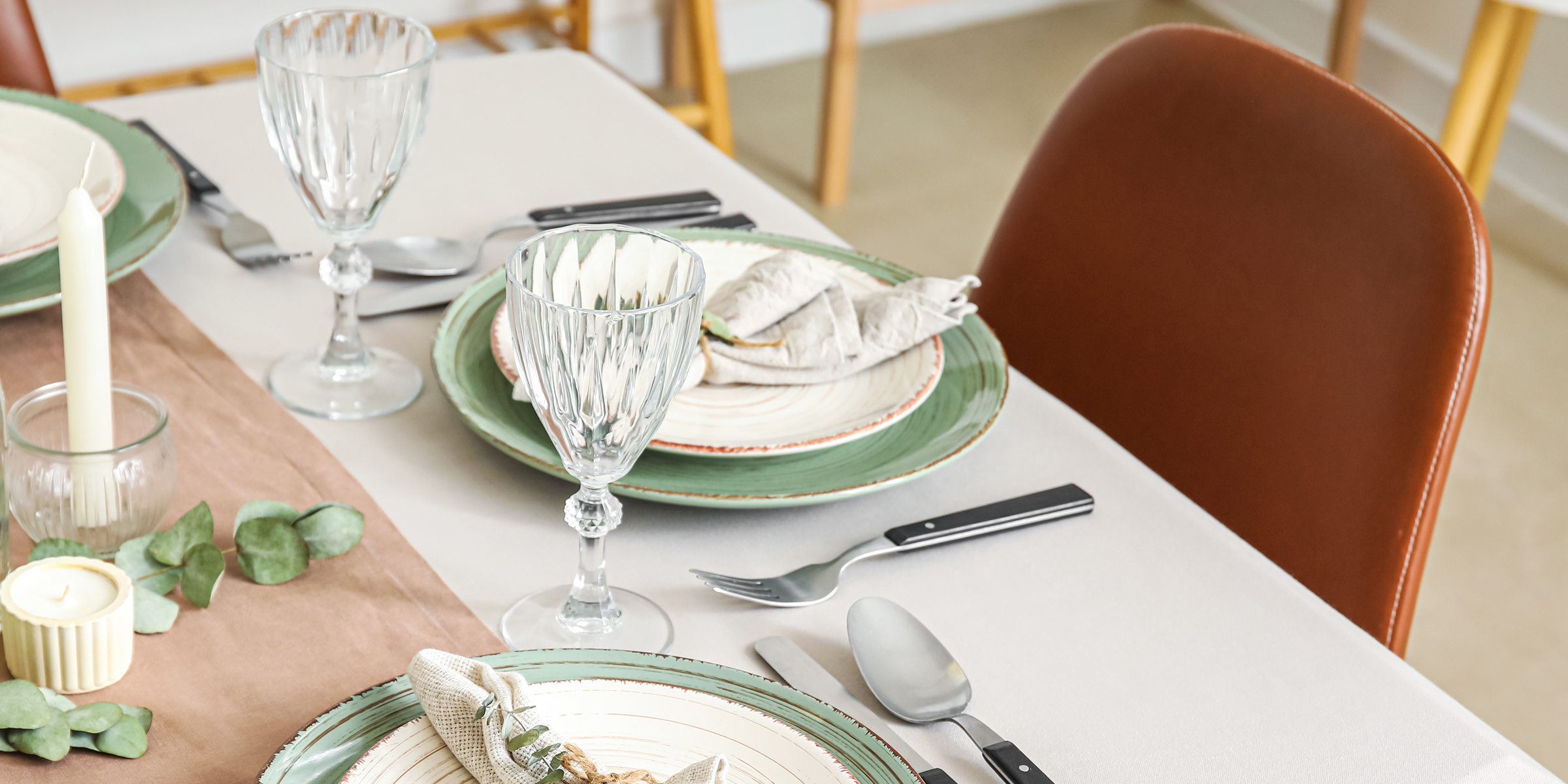 Silla vacía en una cena de cumpleaños | Fuente: Shutterstock