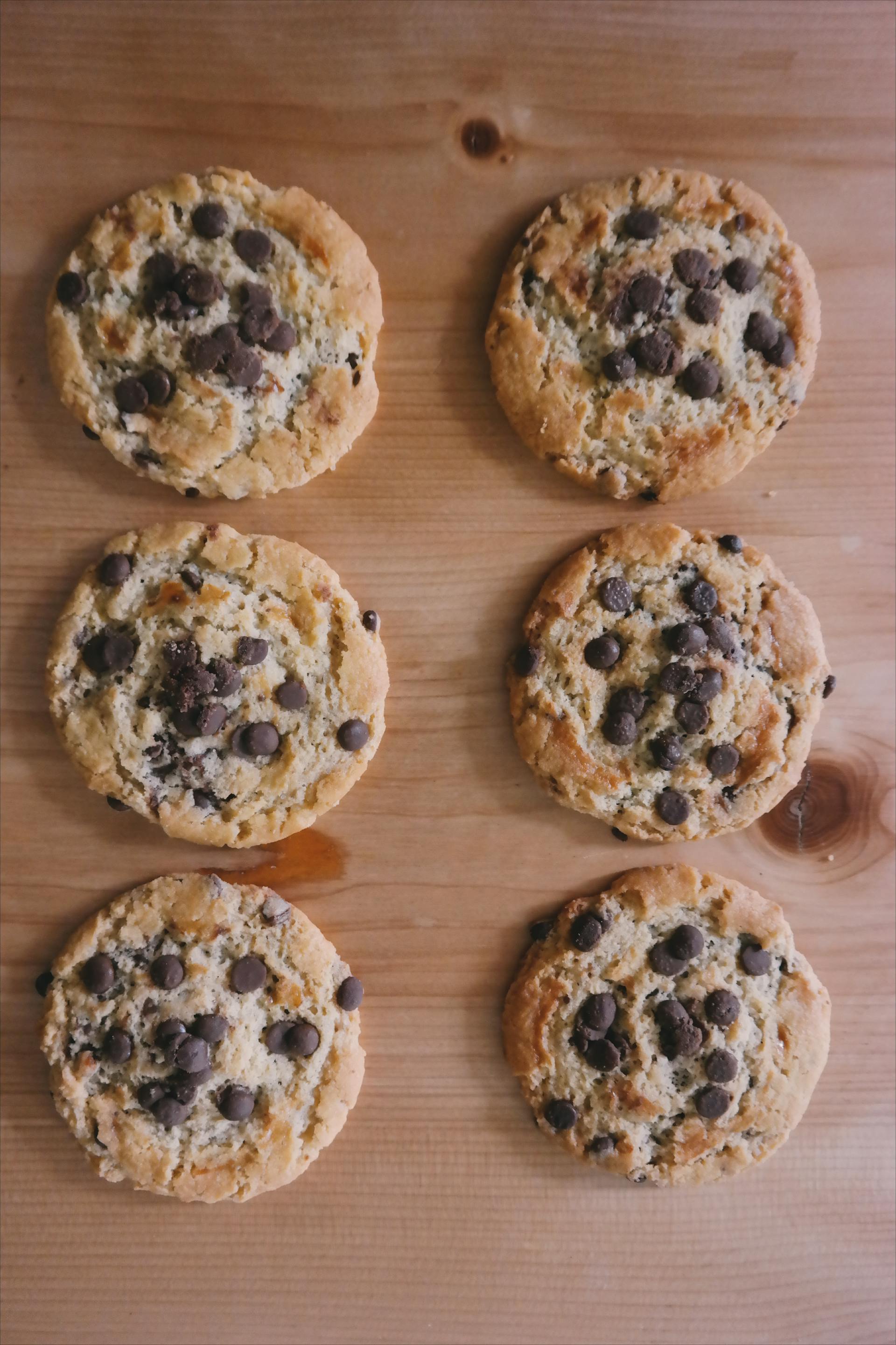 Una colección de galletas de chocolate sobre una superficie marrón | Fuente: Pexels