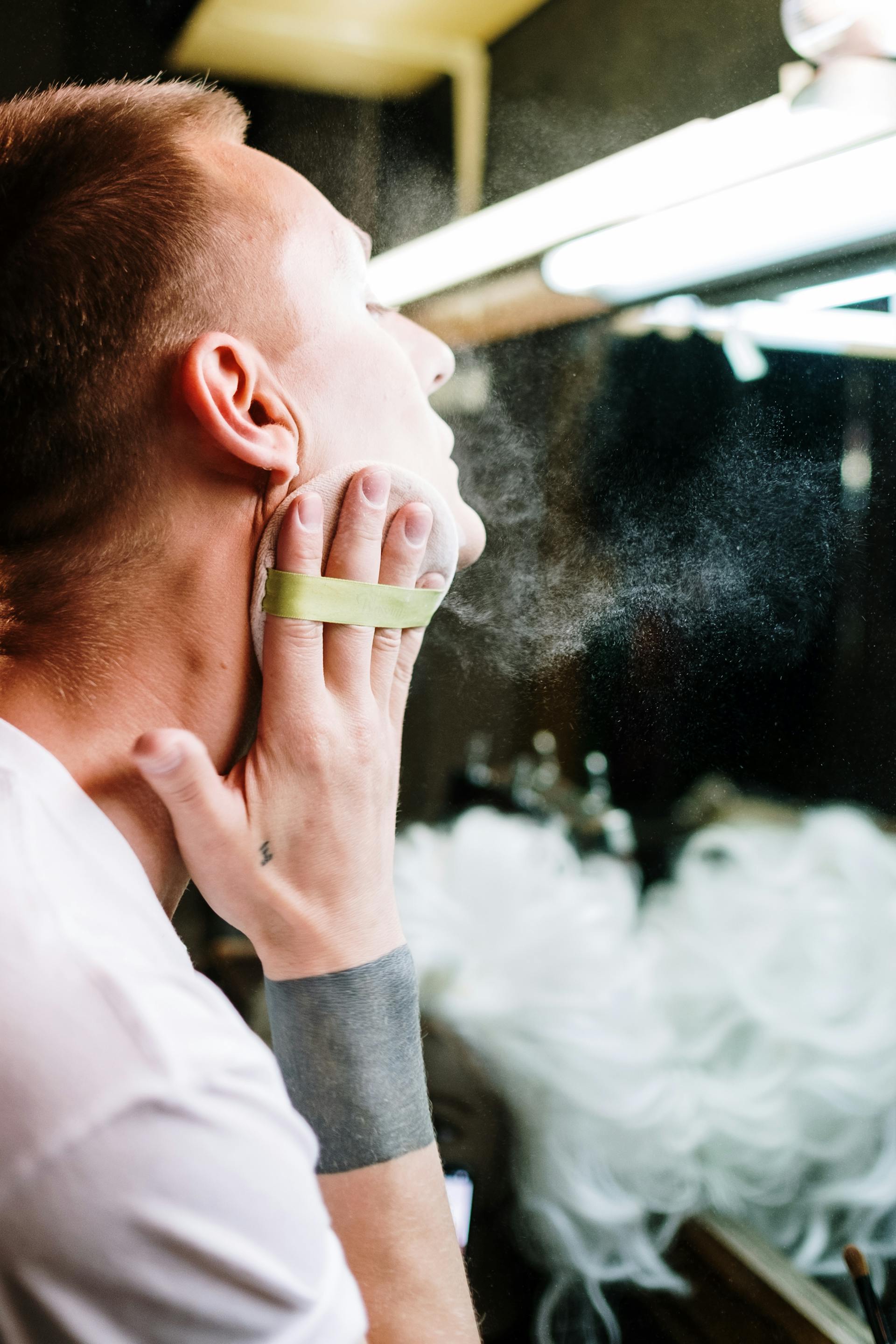 Una drag queen maquillándose | Fuente: Pexels