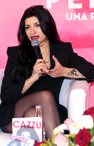La cantante y compositora argentina Julieta Emilia Cazzuchelli, conocida como 'Cazzu', habla durante la presentación del libro Perreo, Una Revolución en la editorial Penguin Random el 12 de agosto de 2025 en Ciudad de México, México | Fuente: Getty Images