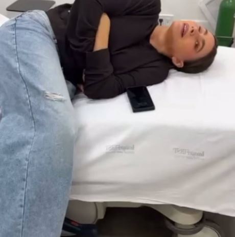 Sofía Vergara se recuesta en una camilla | Fuente: Instagram.com/sofiavergara