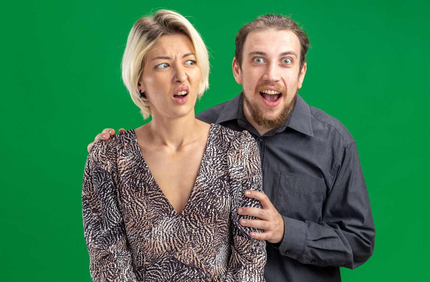 Una pareja conmocionada | Fuente: Freepik