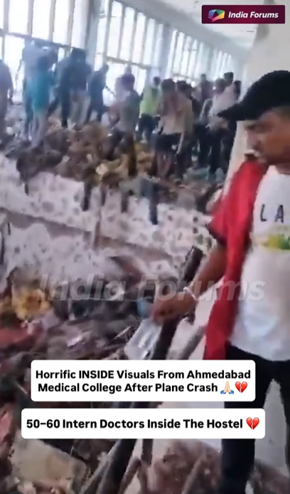 Grupos se reúnen en un piso superior fracturado, asomándose a los restos mientras continúan las operaciones de rescate, de un vídeo publicado el 12 de junio de 2025 | Fuente: Instagram/indiaforums