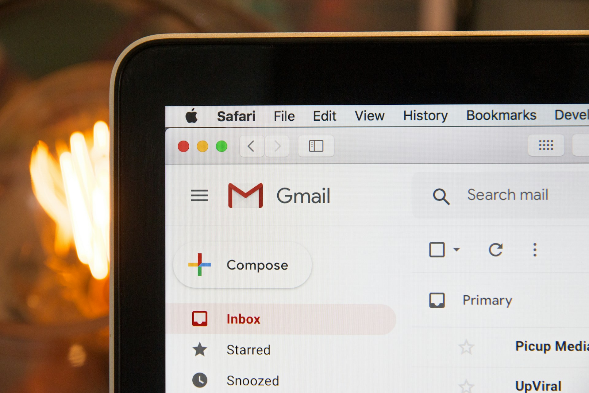Una pantalla de correo electrónico en un dispositivo | Fuente: Unsplash