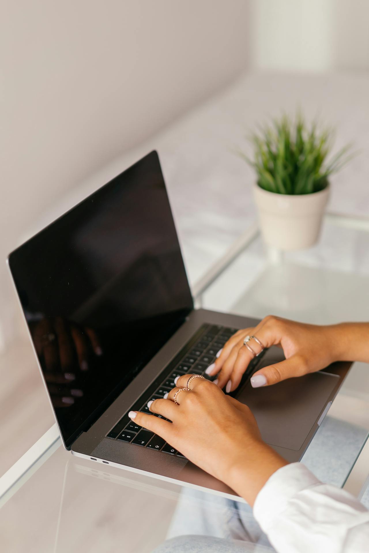Una mujer utilizando un ordenador portátil | Fuente: Pexels