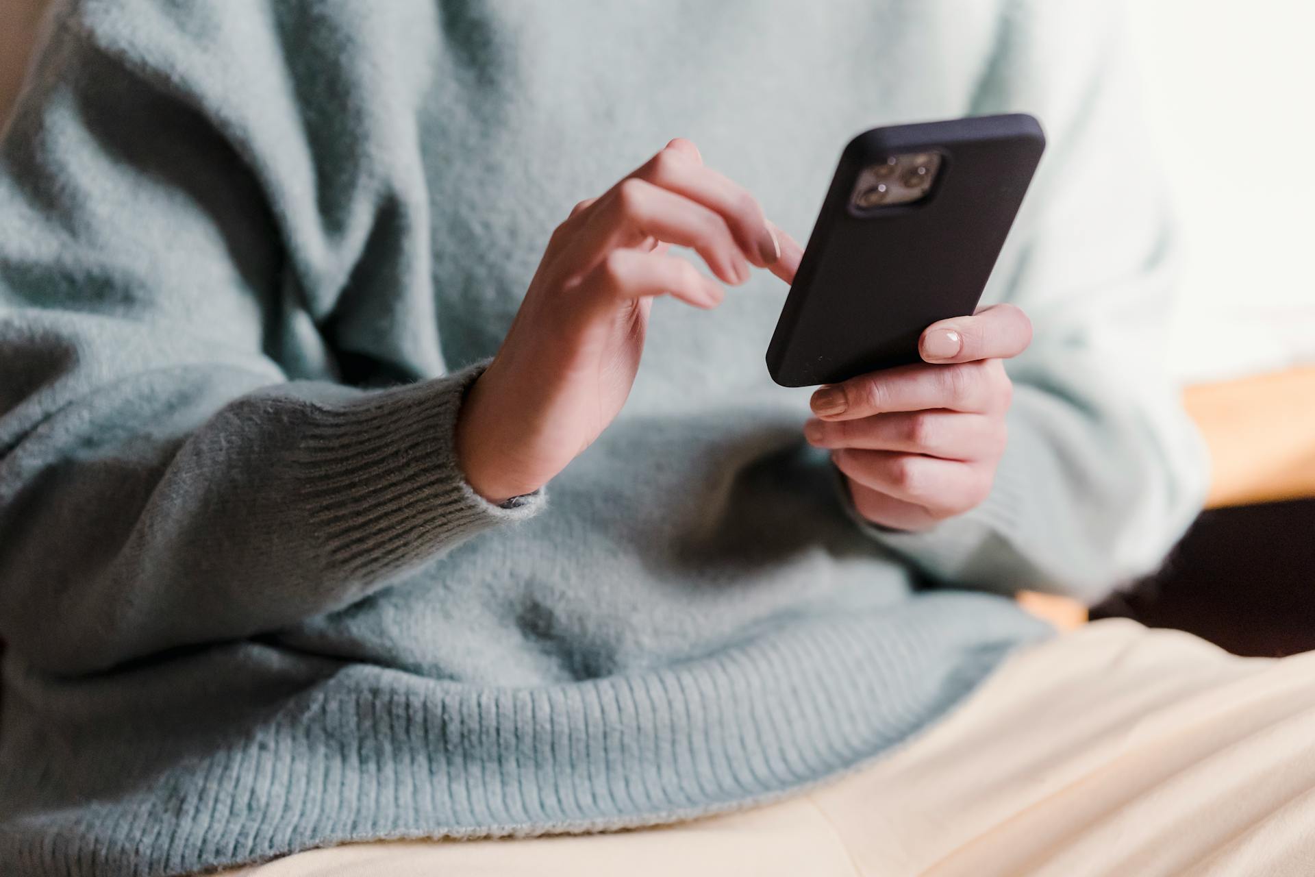 Una mujer utilizando su teléfono móvil | Fuente: Pexels
