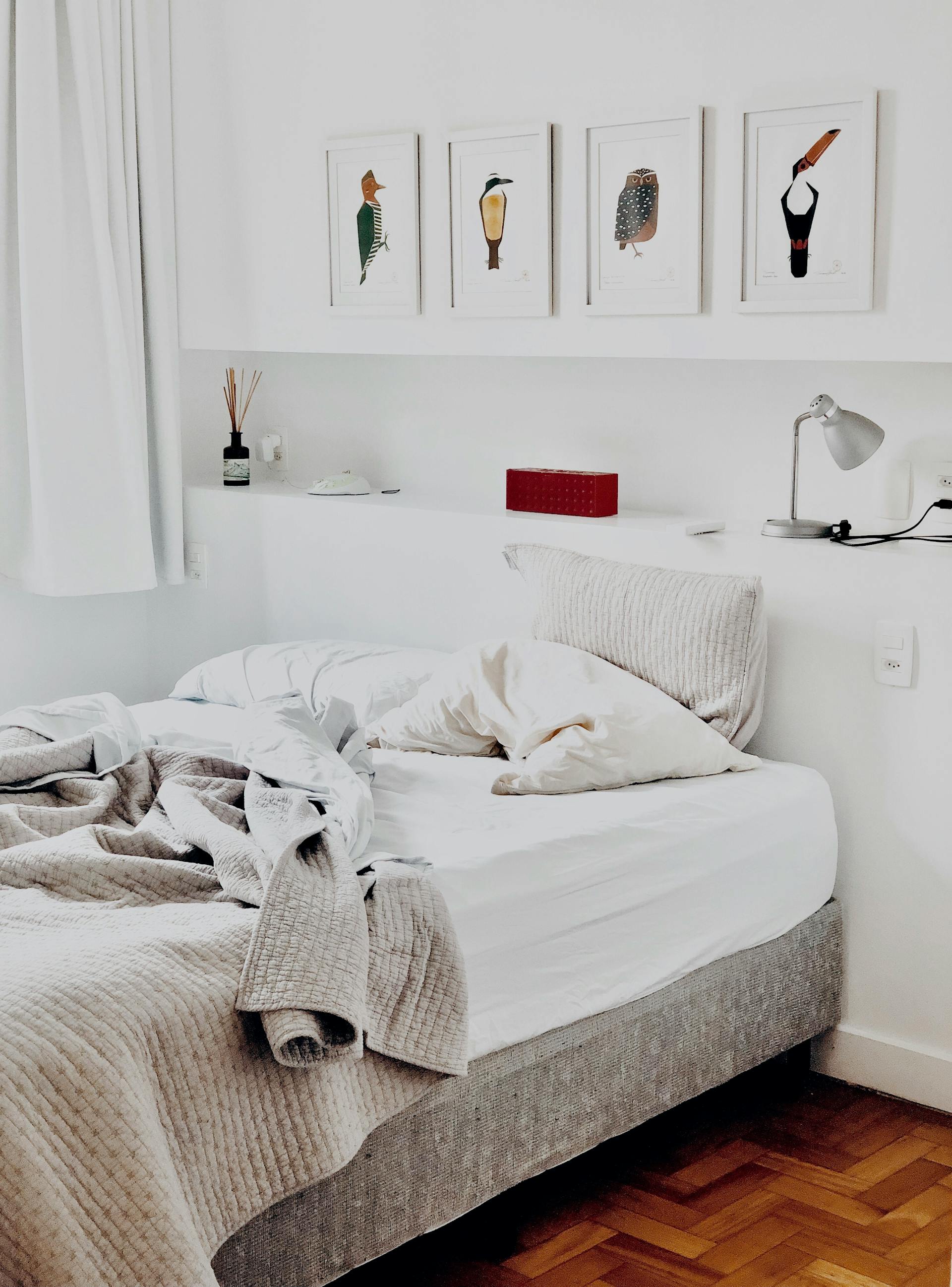 Una cama sin hacer en un dormitorio | Fuente: Pexels
