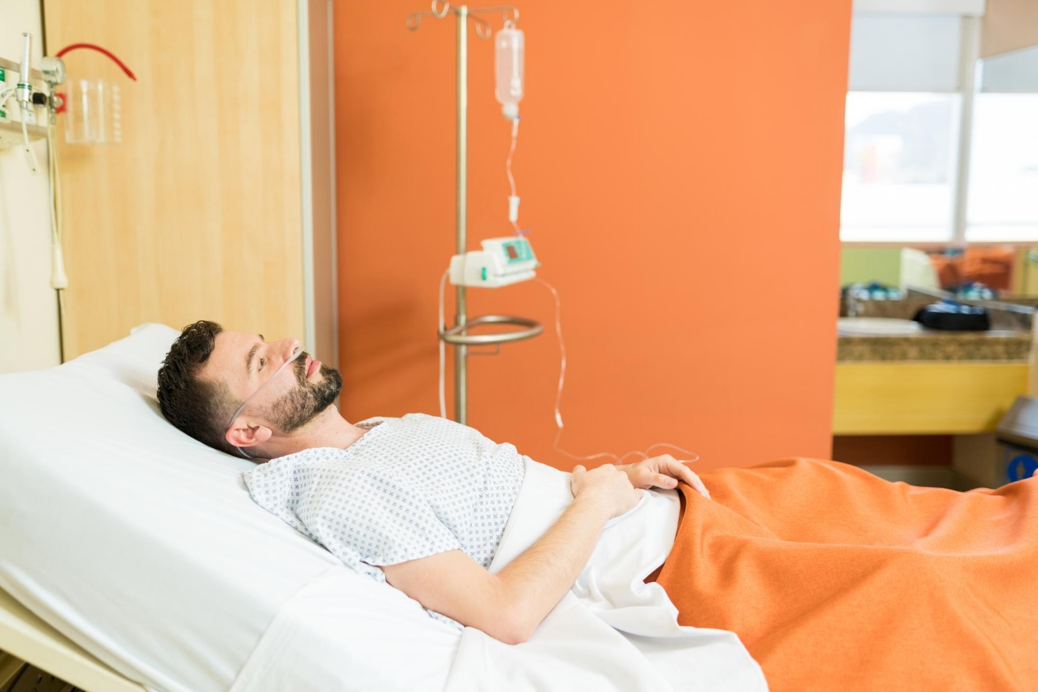 Un enfermo tumbado en la sala del hospital | Fuente: Freepik