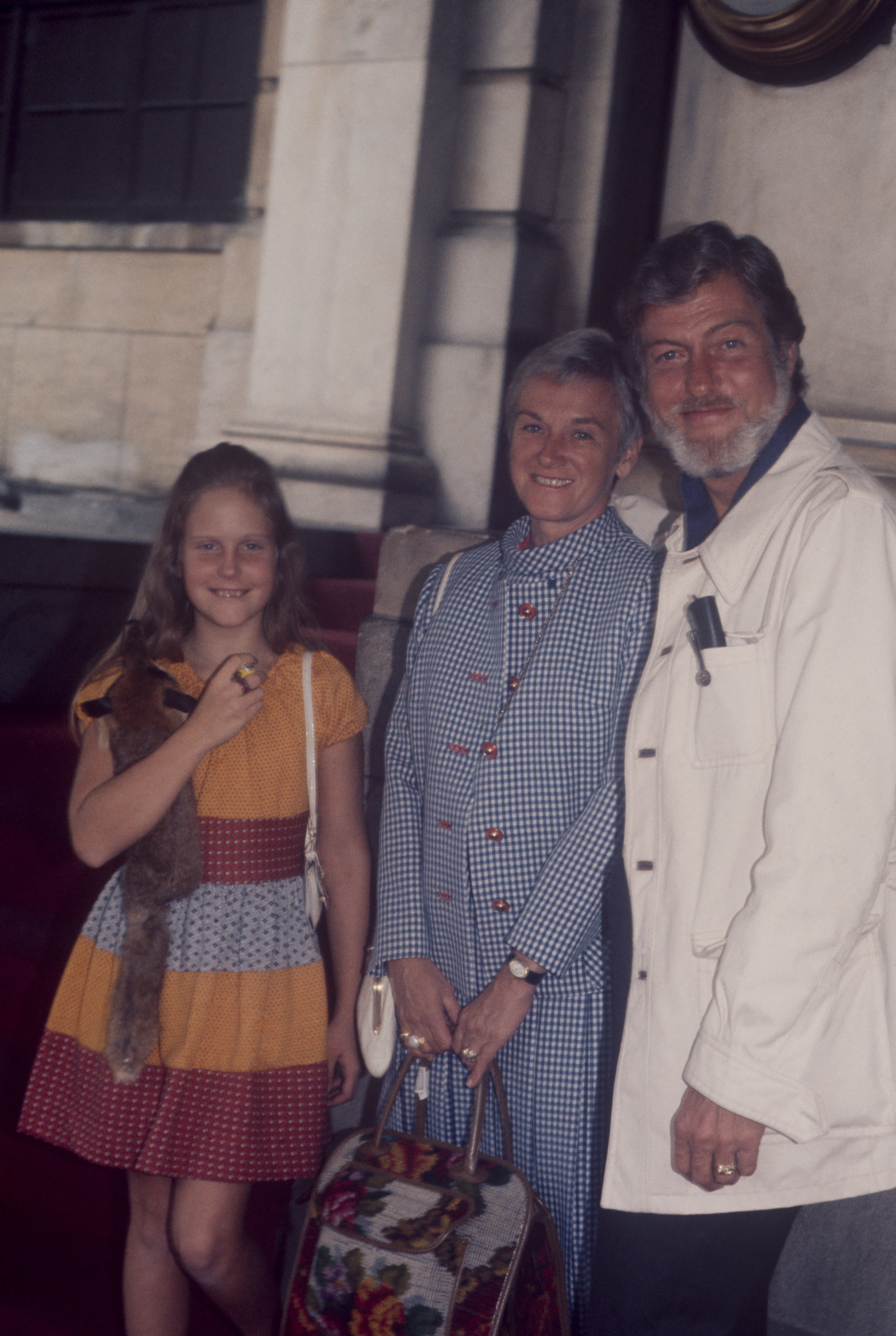 Dick Van Dyke y Margie Willett fotografiados con su hija en Nueva York hacia 1970. | Fuente: Getty Images