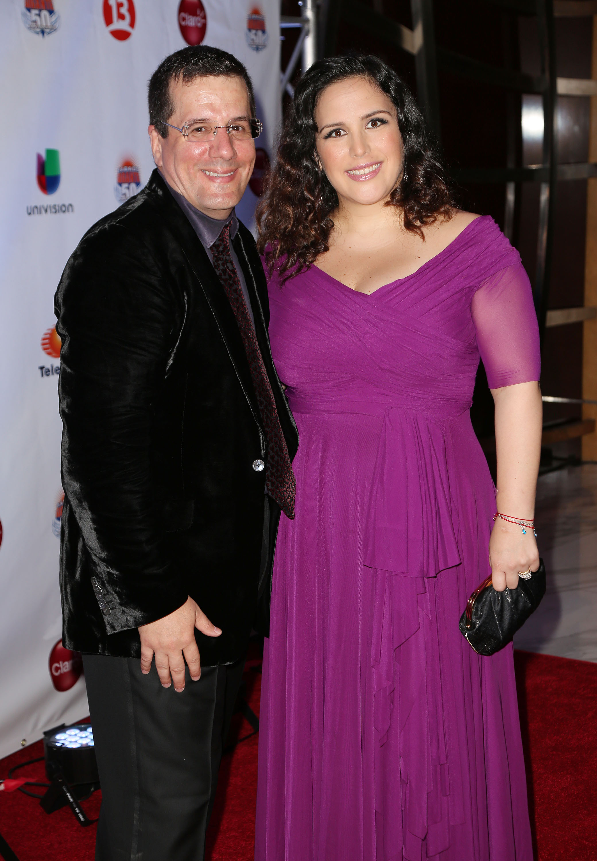 Otto Padrón y Angélica Vale llegan a la alfombra roja de gala del 50 aniversario de Sabado Gigante en el JW Marriott Marquis el 28 de octubre de 2012 en Miami, Florida. | Fuente: Getty Images