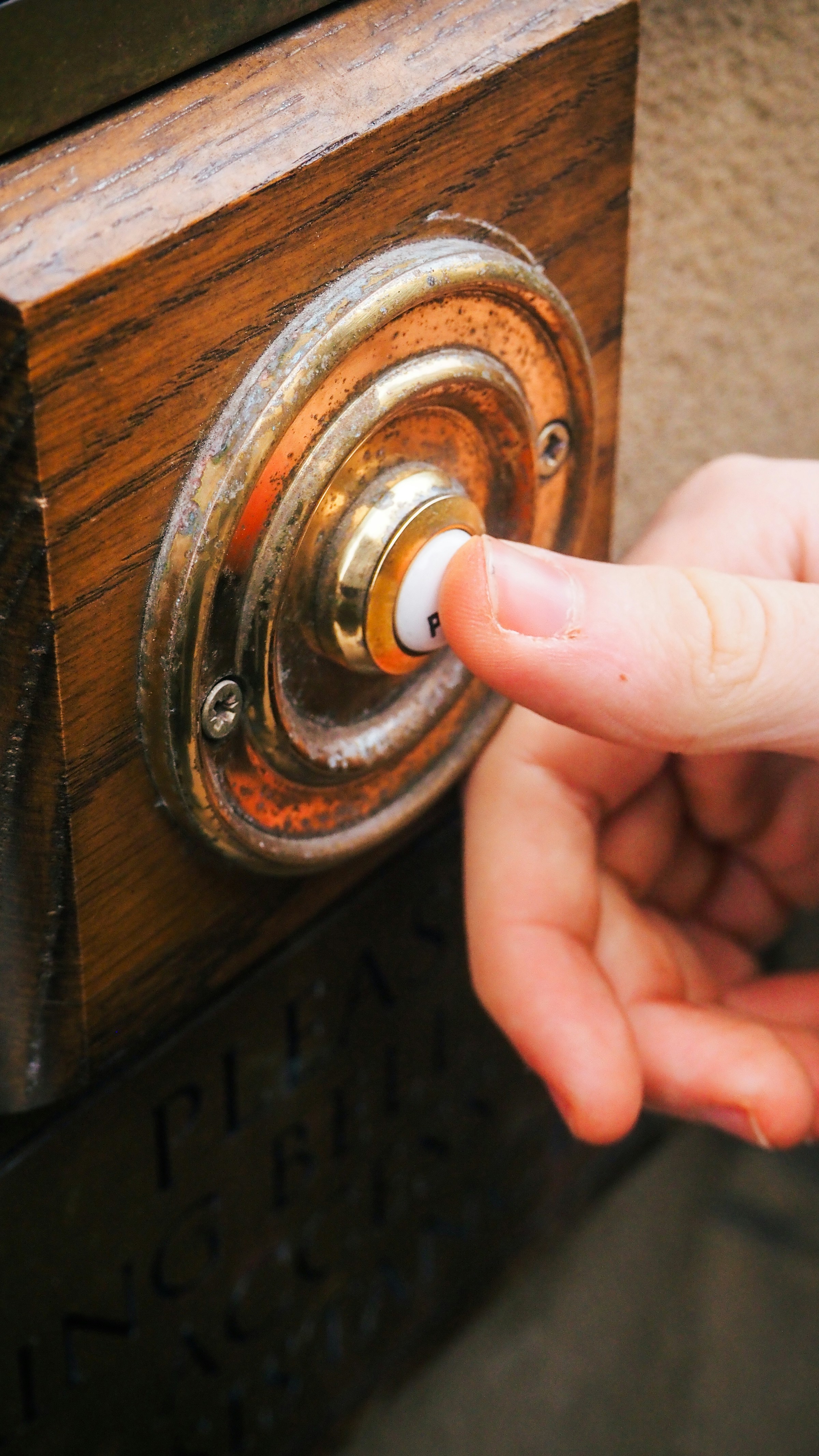 Primer plano de una persona pulsando el timbre de una puerta | Fuente: Unsplash