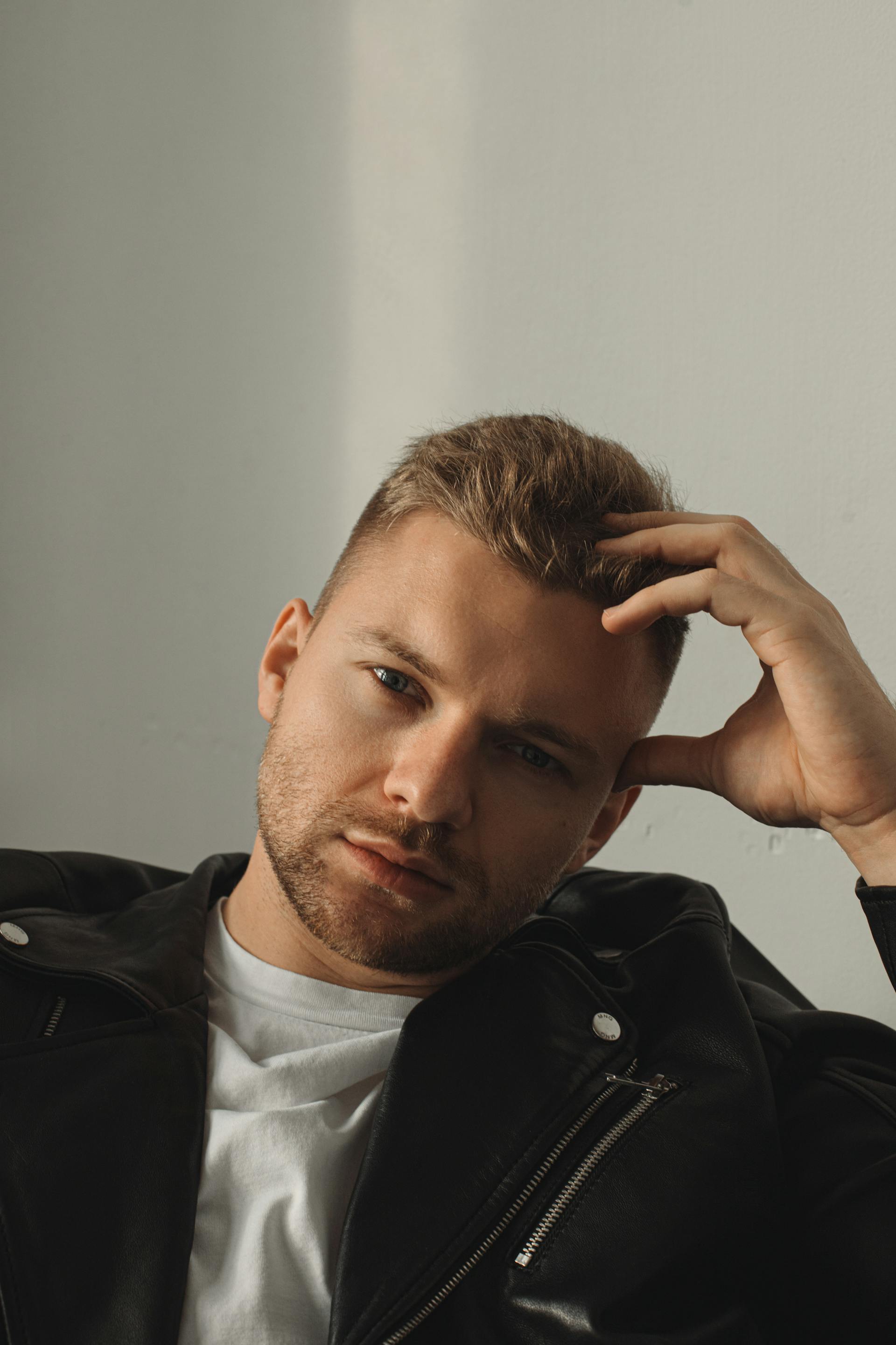 Un hombre pensativo mirando a alguien | Fuente: Pexels