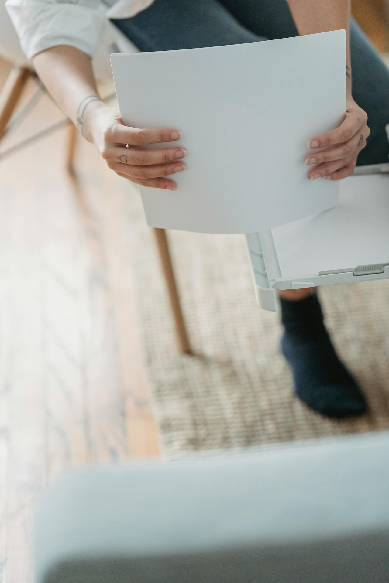 Una mujer sujetando una pila de papeles | Fuente: Pexels