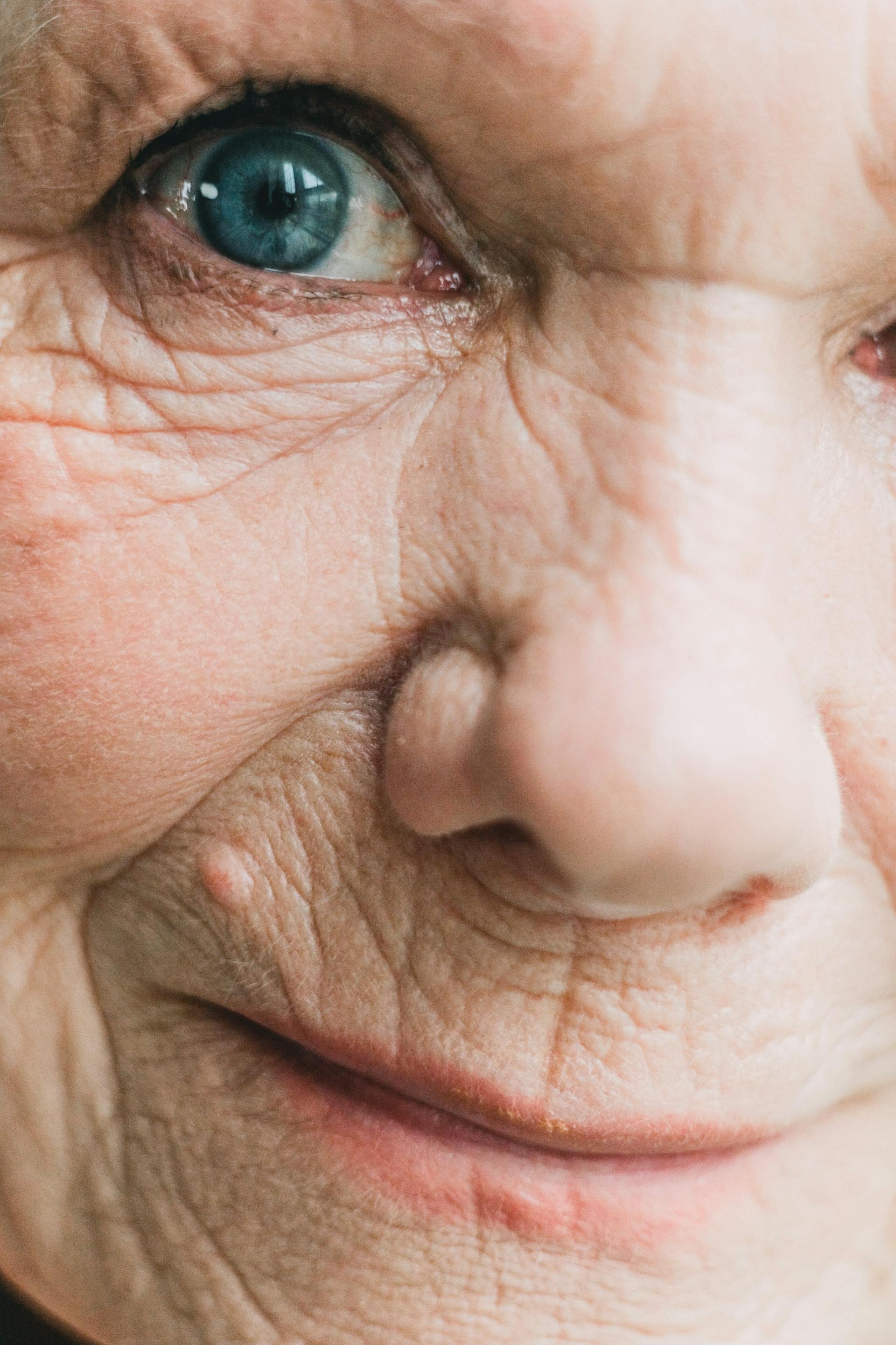 Primer plano del rostro de una anciana | Fuente: Pexels