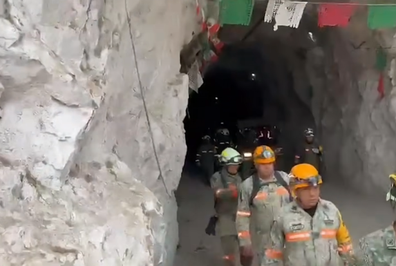 Equipo de Emergencia en labores de rescate en la mina Santa Fe. | Fuente: Youtube/NMás