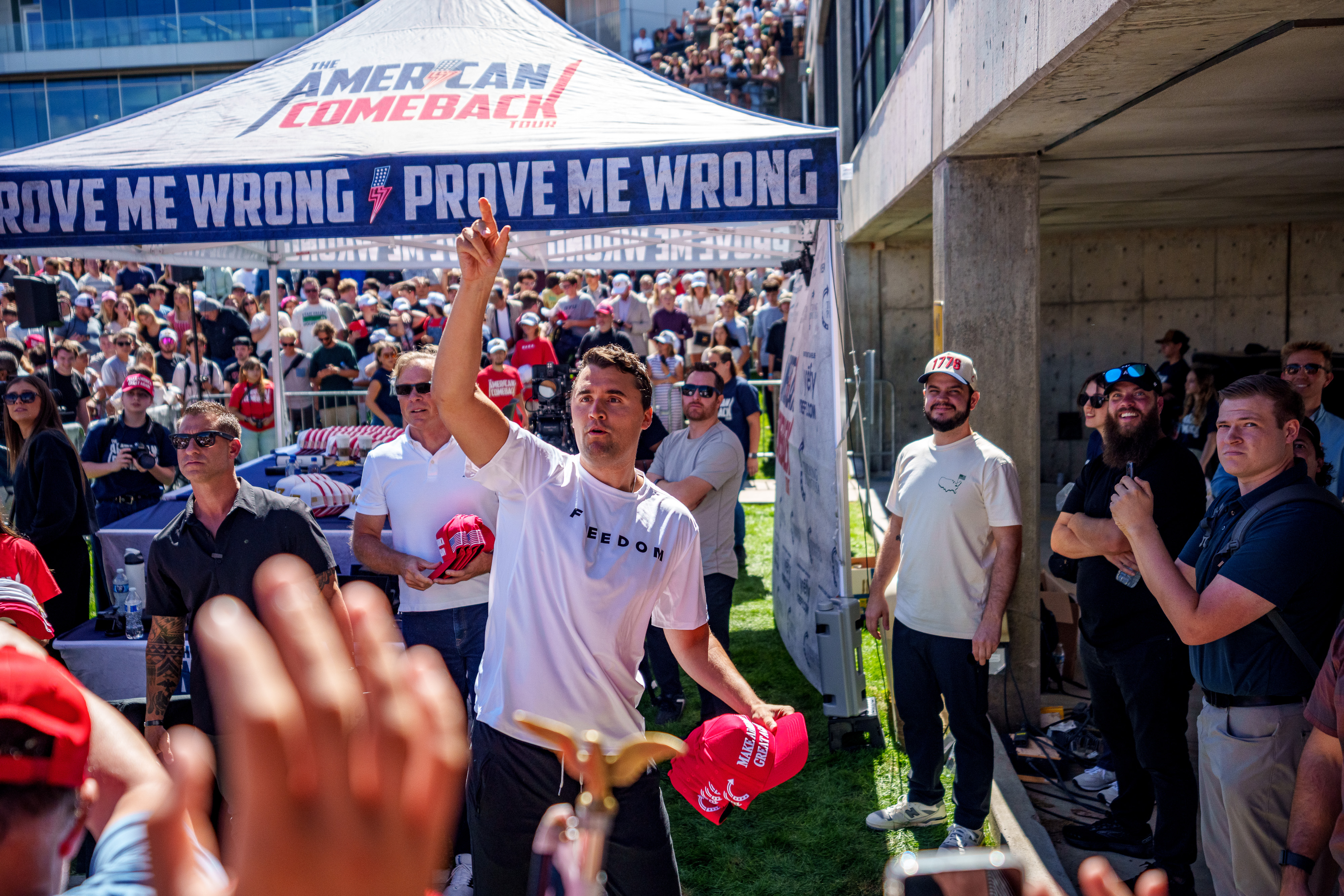 Charlie Kirk lanza sombreros al público tras llegar a la Universidad del Valle de Utah el 10 de septiembre de 2025 en Orem, Utah. Kirk, fundador de Turning Point USA, estaba dando un discurso en su gira "American Comeback Tour" cuando recibió un disparo en el cuello y murió. | Fuente: Getty Images