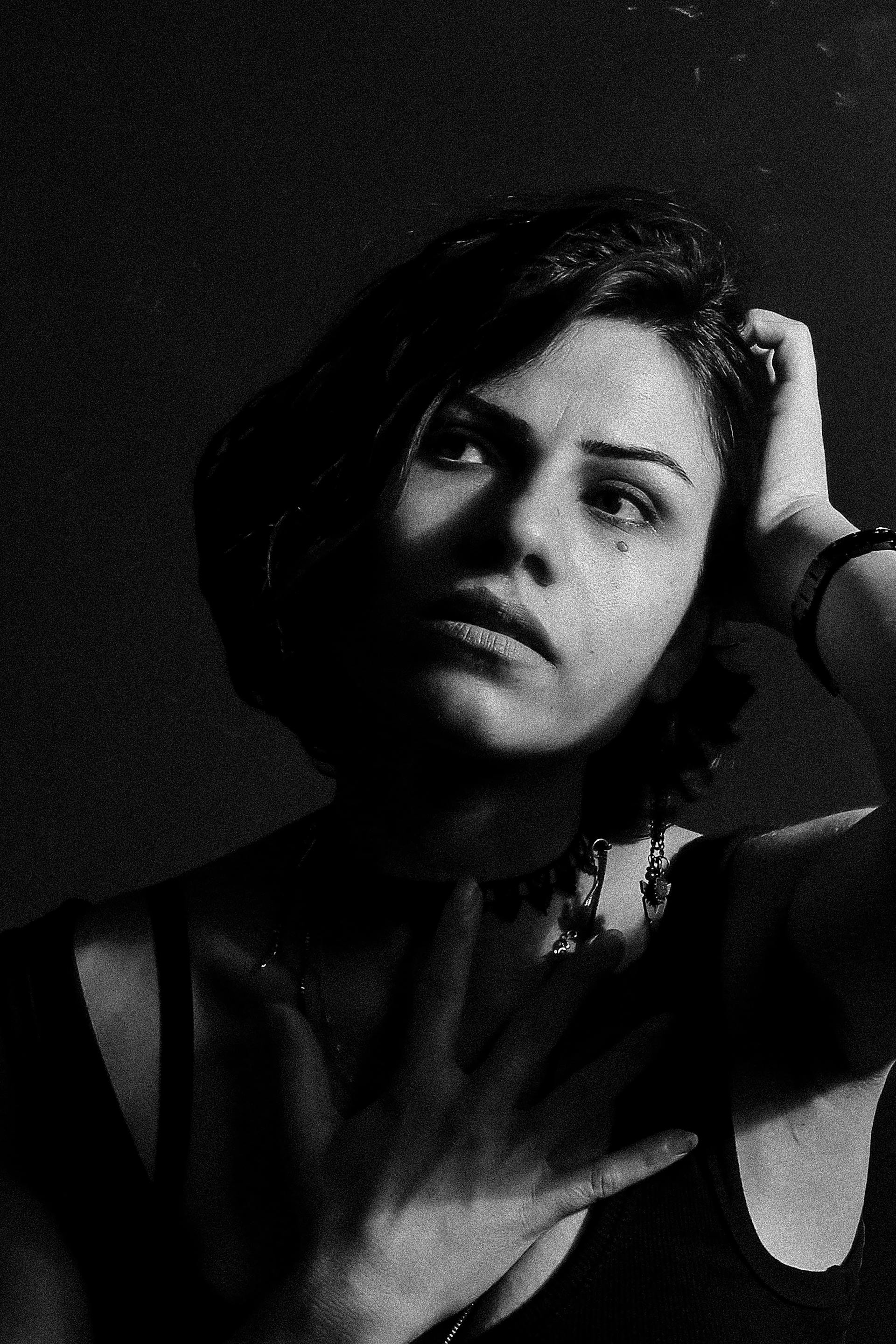 Una mujer mira fijamente a alguien con la cabeza inclinada hacia un lado | Fuente: Pexels