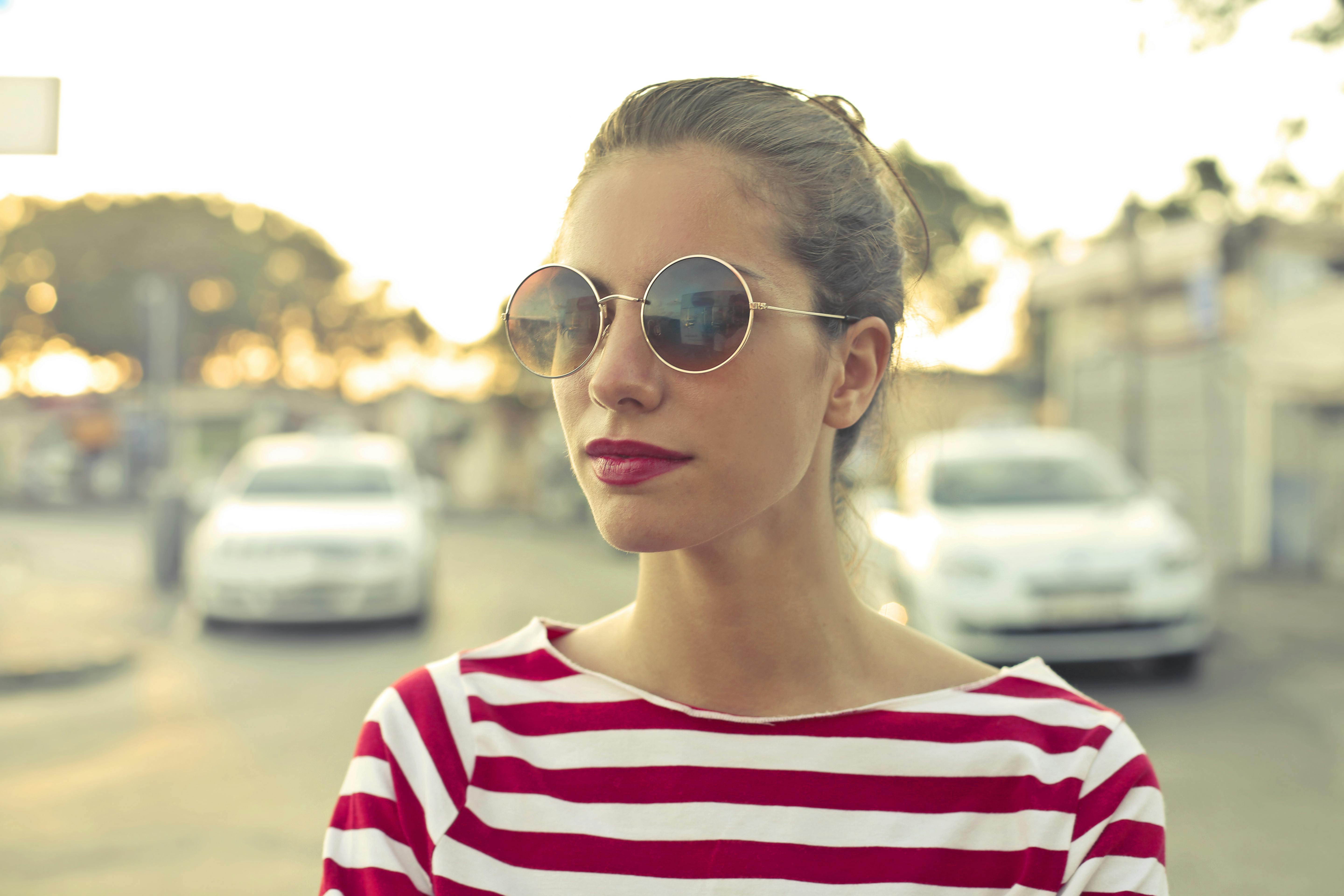 Una mujer con gafas de sol | Fuente: Pexels