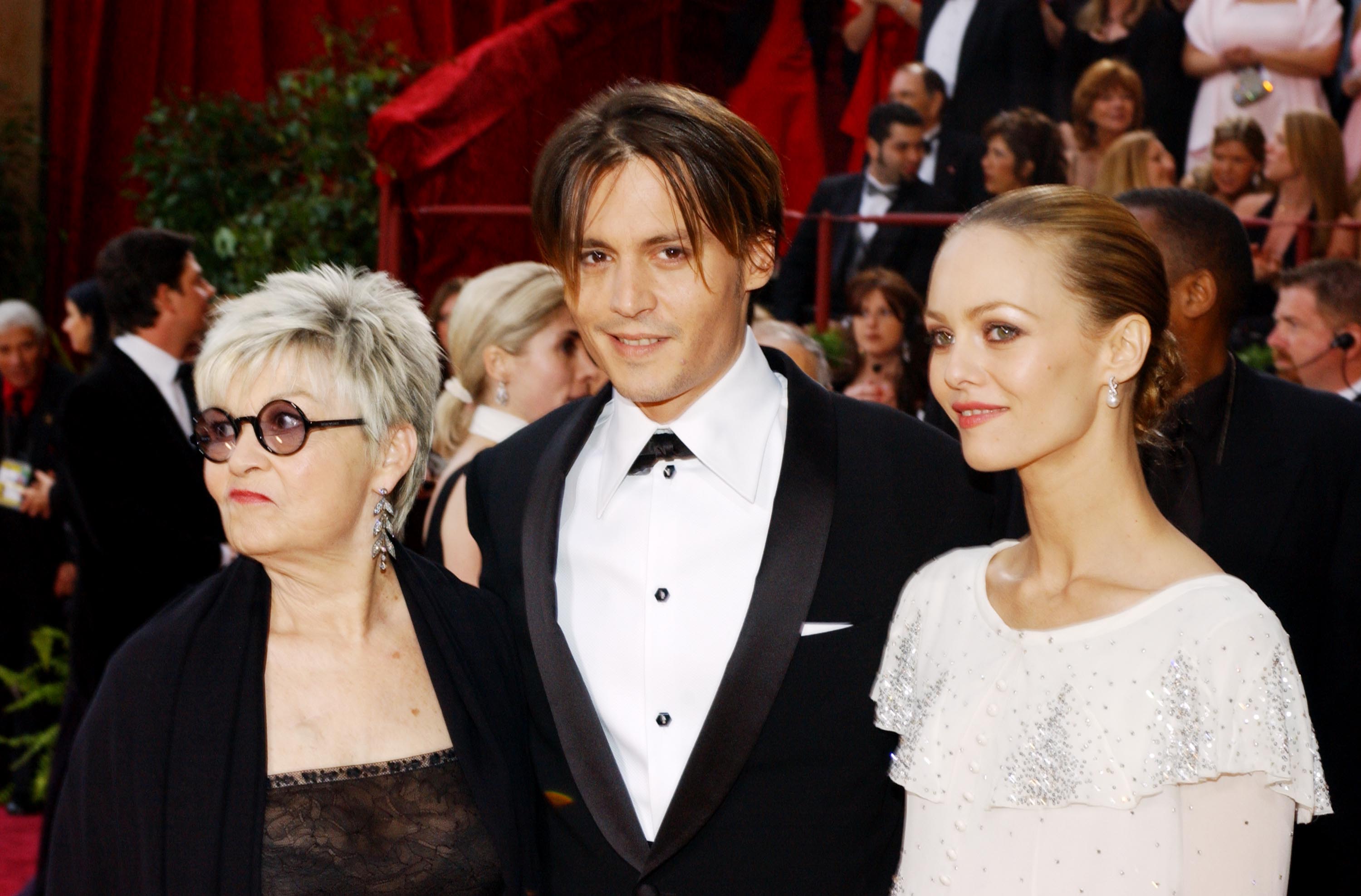 Johnny Depp llega a la 76ª edición de los Premios de la Academia con su madre, Betty Sue Palmer, y su entonces pareja, Vanessa Paradis, en el Teatro Kodak de Hollywood el 29 de febrero de 2004 | Fuente: Getty Images