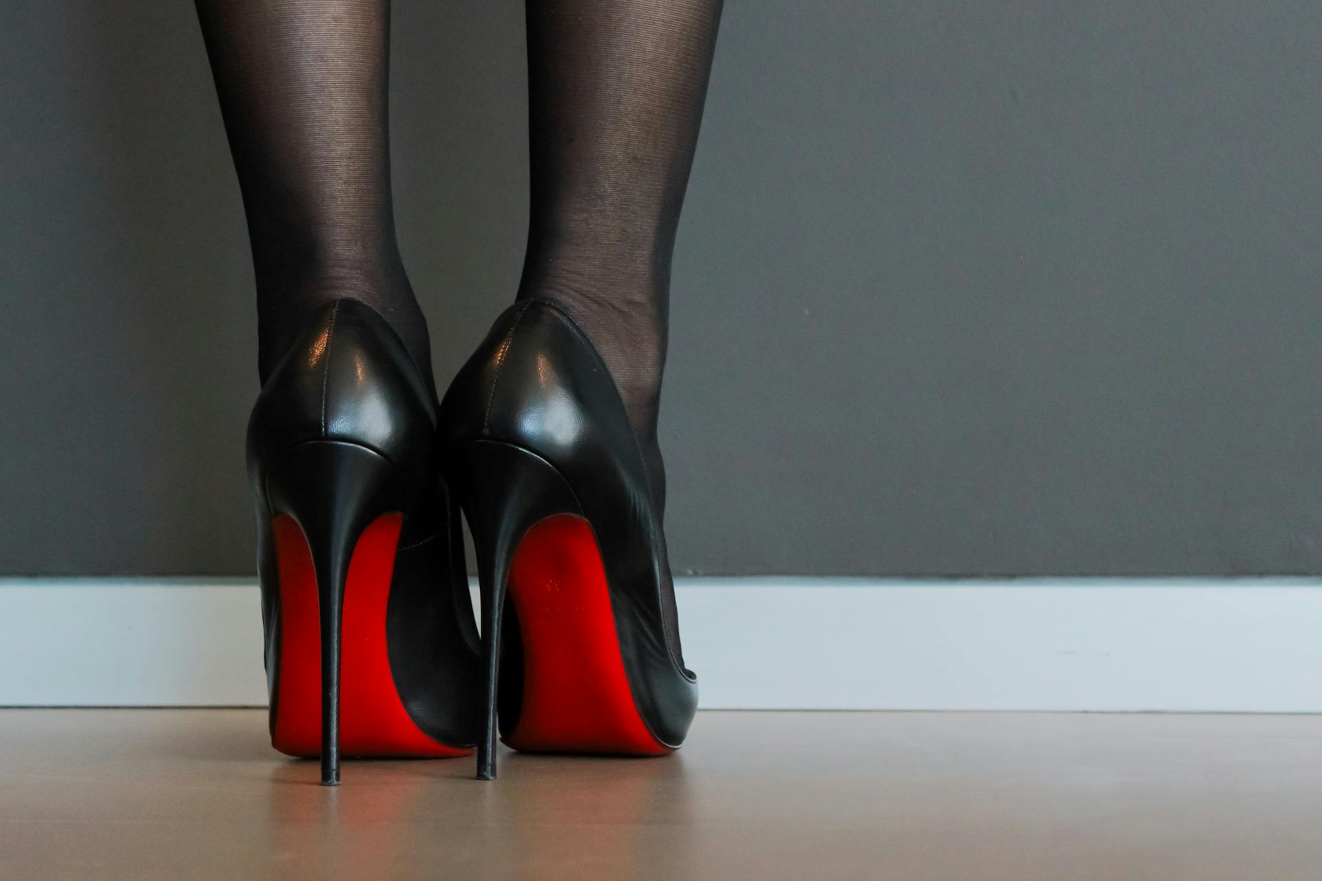 Primer plano de una mujer con tacones altos | Fuente: Pexels
