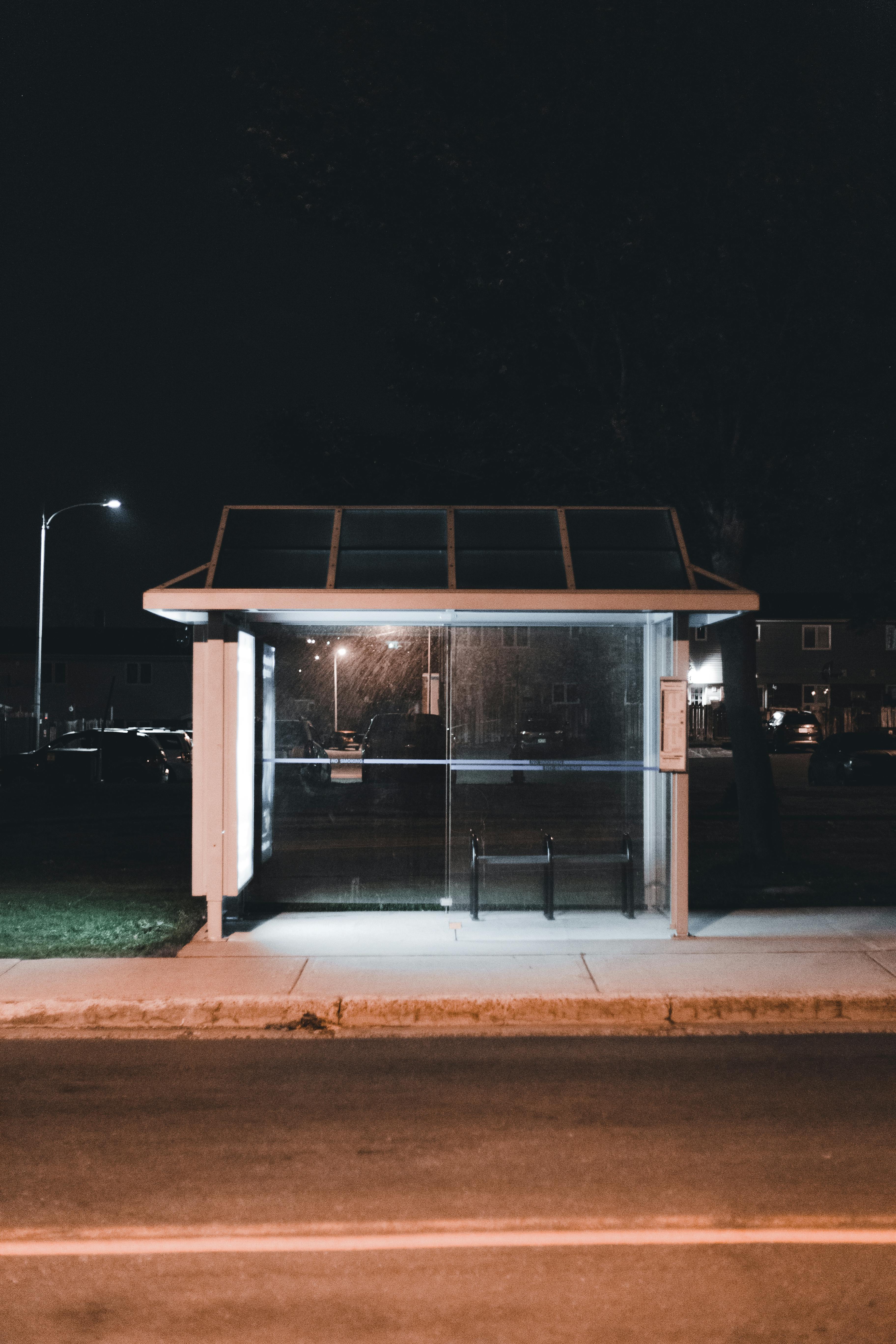 Una parada de autobús de noche | Fuente: Pexels