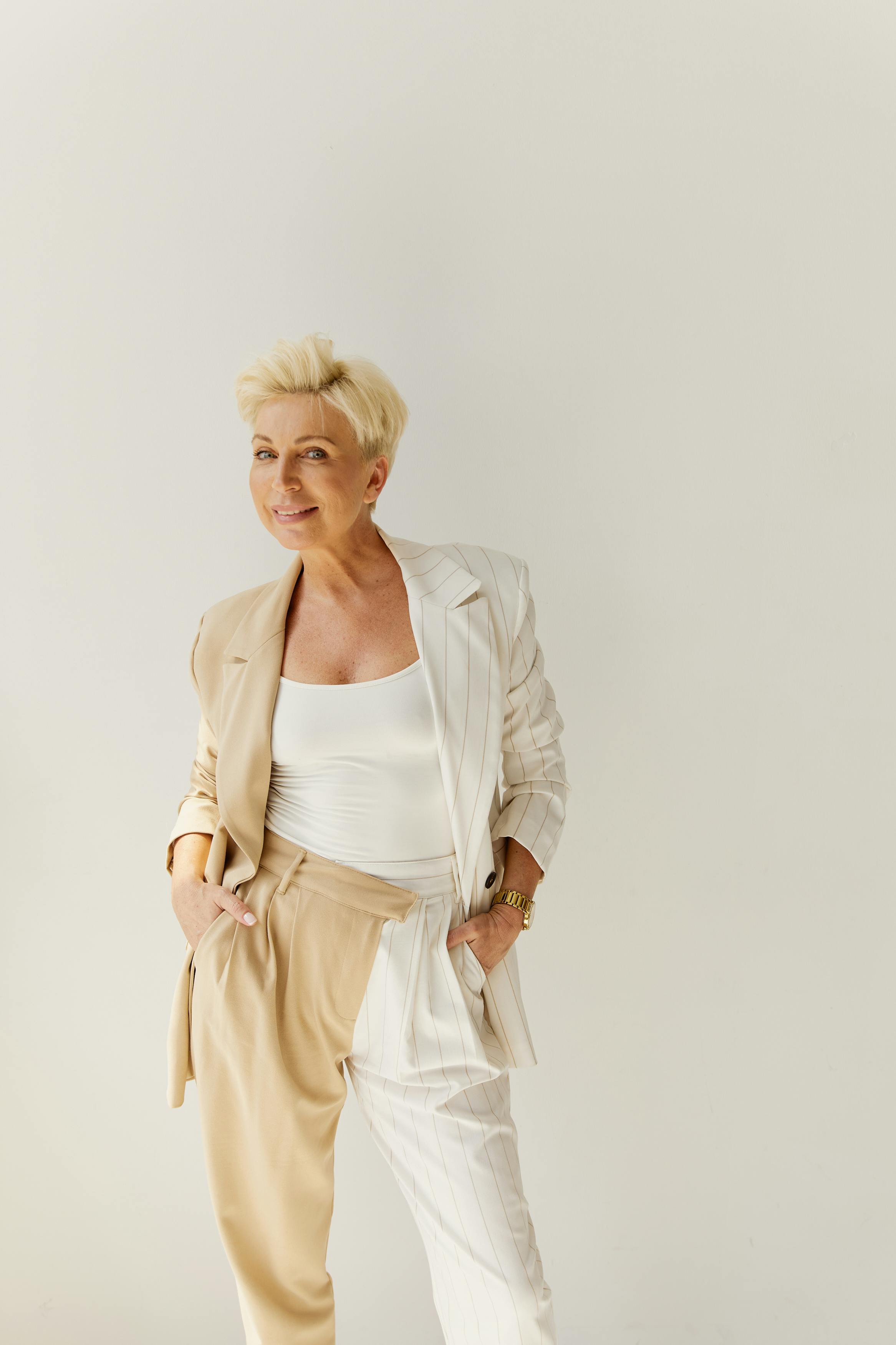 Una mujer sonriendo torpemente | Fuente: Pexels