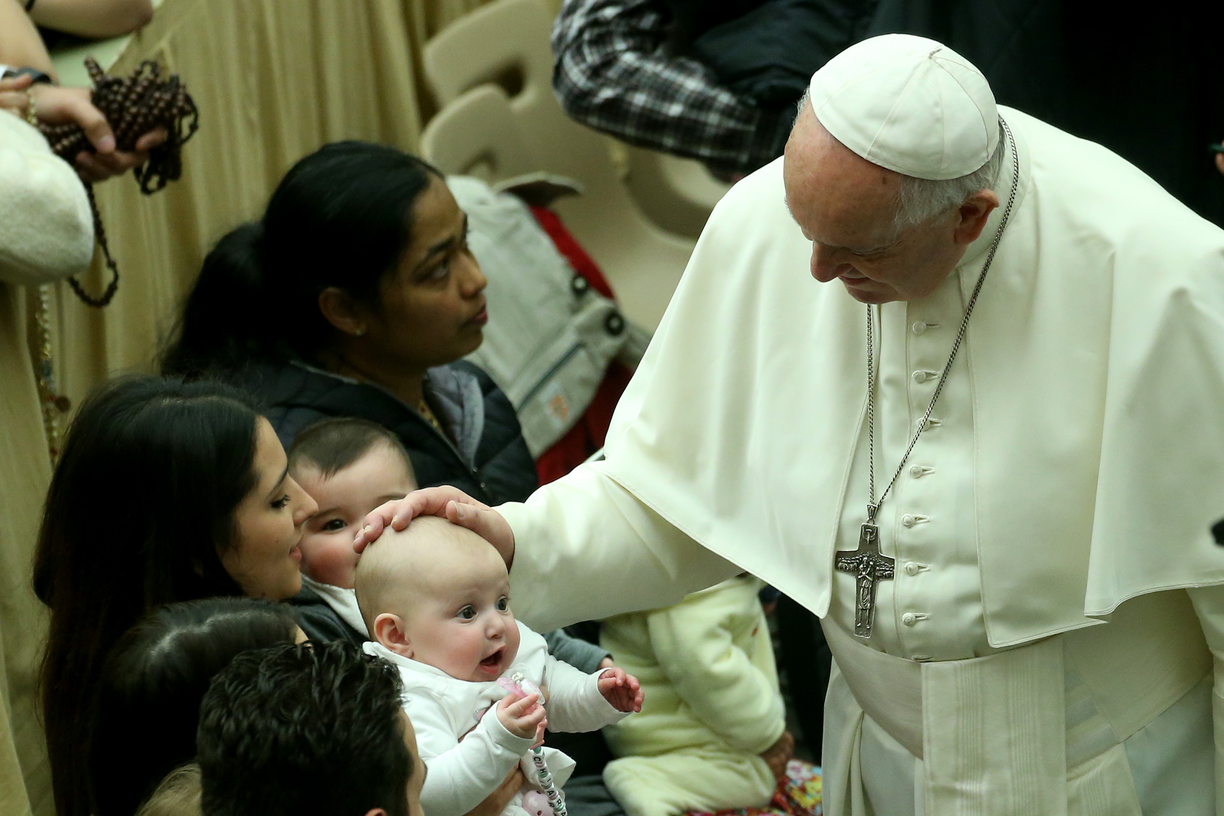 El papa Francisco bendiciendo a un bebé durante su audiencia semanal en el Aula Pablo VI de la Ciudad del Vaticano, el 12 de febrero de 2020 | Fuente: Getty Images
