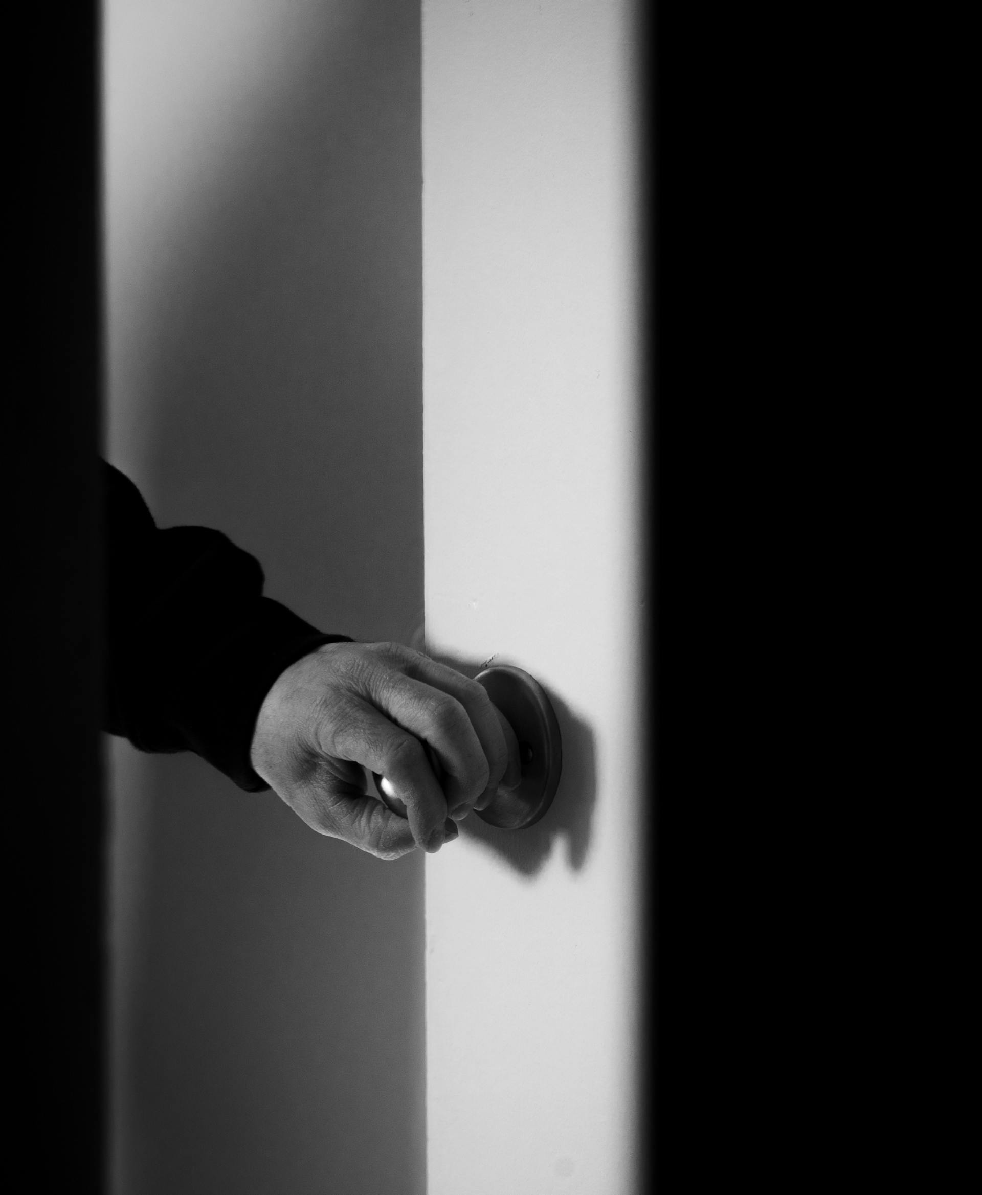 La mano de un hombre en el picaporte de una puerta | Fuente: Pexels