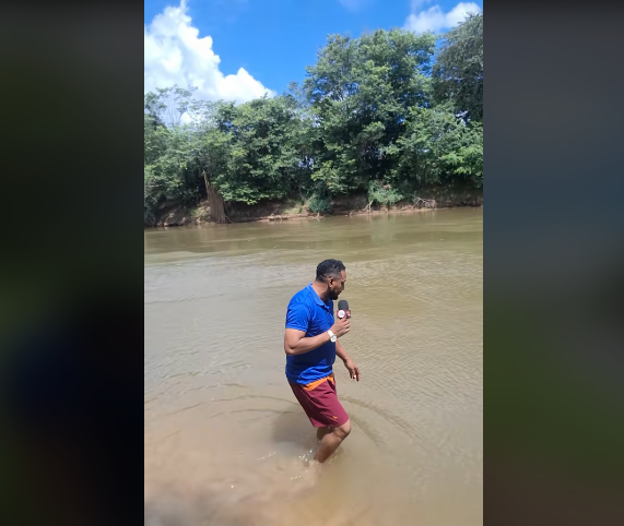 Lenildo Frazão se encontraba sumergido en el río Mearim. | Fuente: TikTok/eitabacabal.