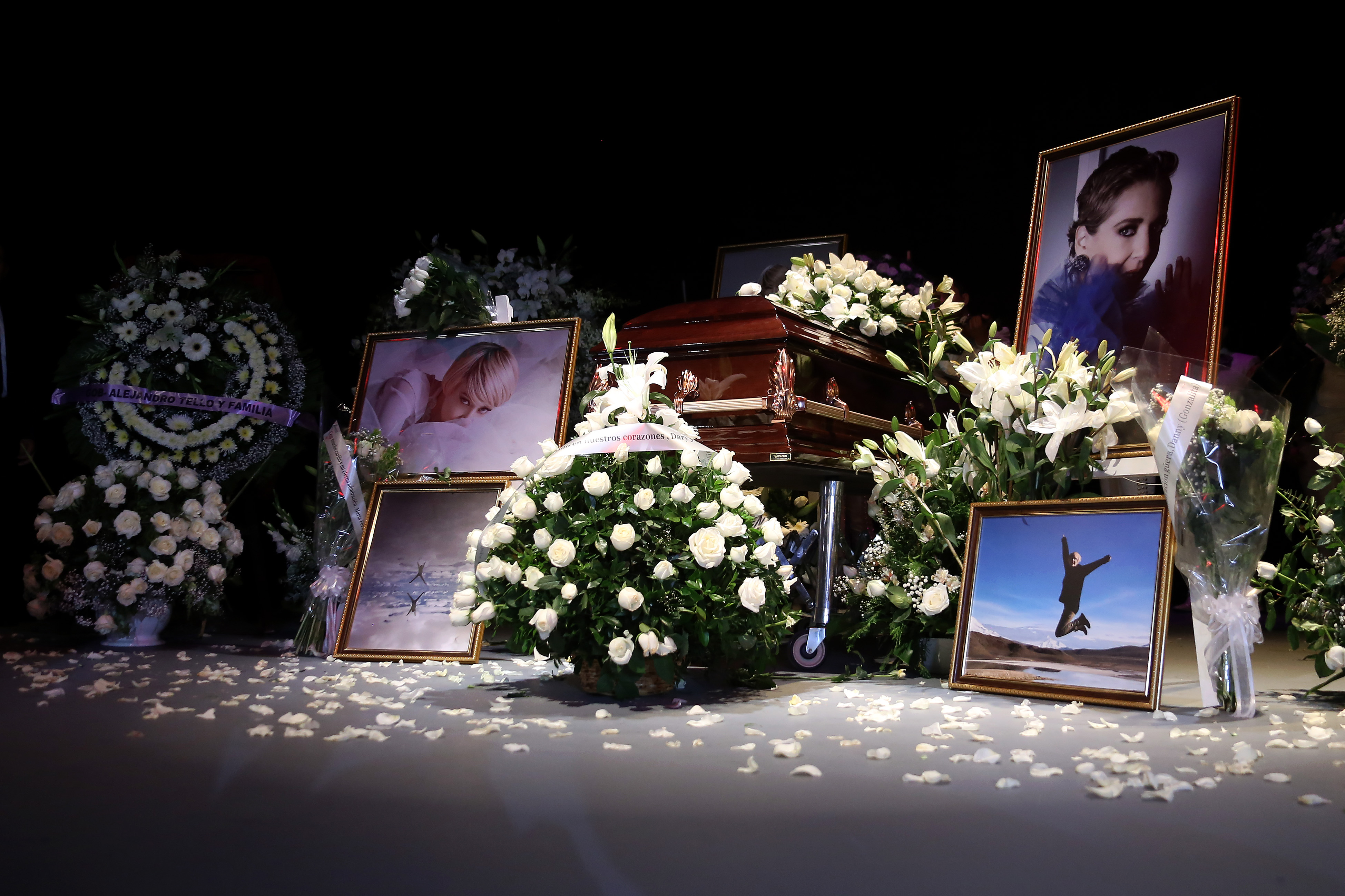 El ataúd de Edith González durante una ceremonia en honor a la actriz Edith González en el Teatro Jorge Negrete el 14 de junio de 2019 en la Ciudad de México. Edith González falleció el 13 de junio tras tres años de lucha contra el cáncer de ovario. | Fuente: Getty Images.