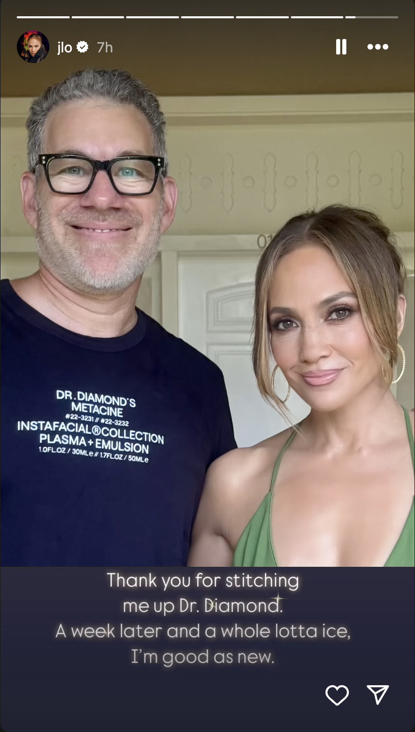 Jennifer Lopez posando con el Dr. Jason Diamond que trató su lesión, publicado en sus historias de Instagram el 13 de mayo de 2025 | Fuente: Instagram/jlo
