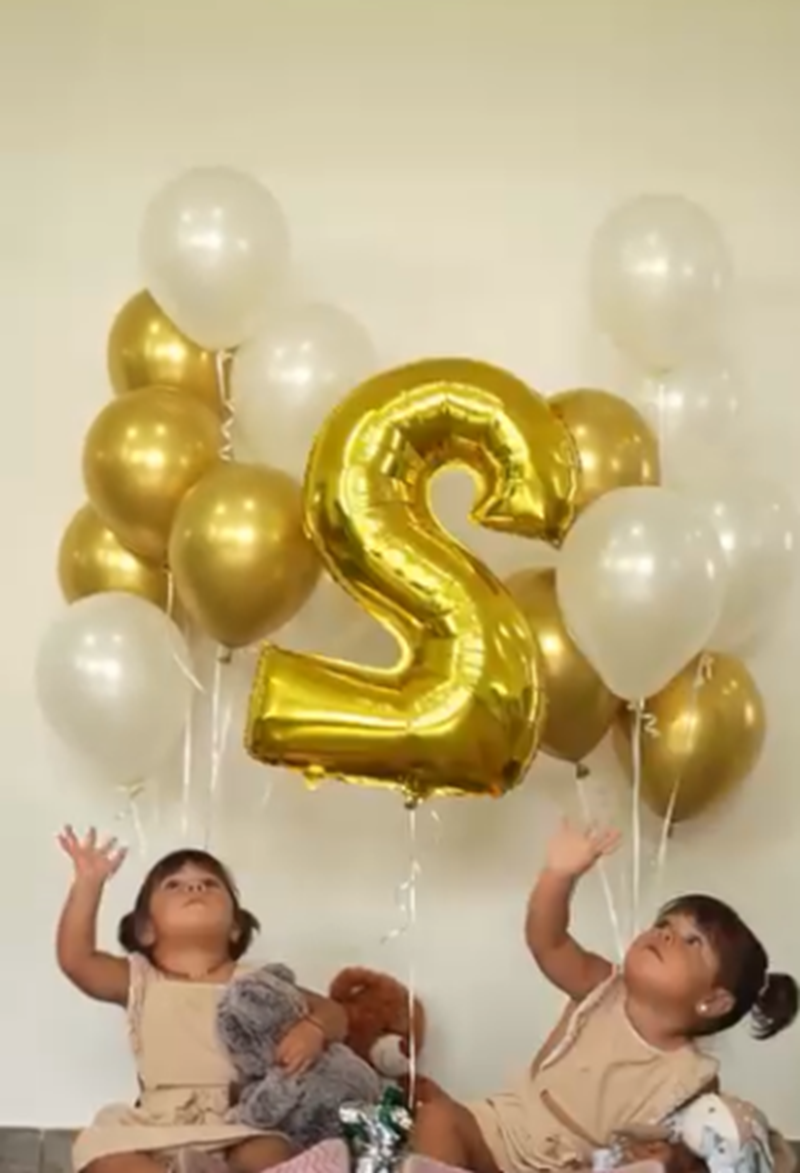 Aime y Laia, las gemelas de Daniela Celis y Thiago Medina, jugando con globos en su cumpleaños | Fuente: Instagram/gemelas.medinacelis