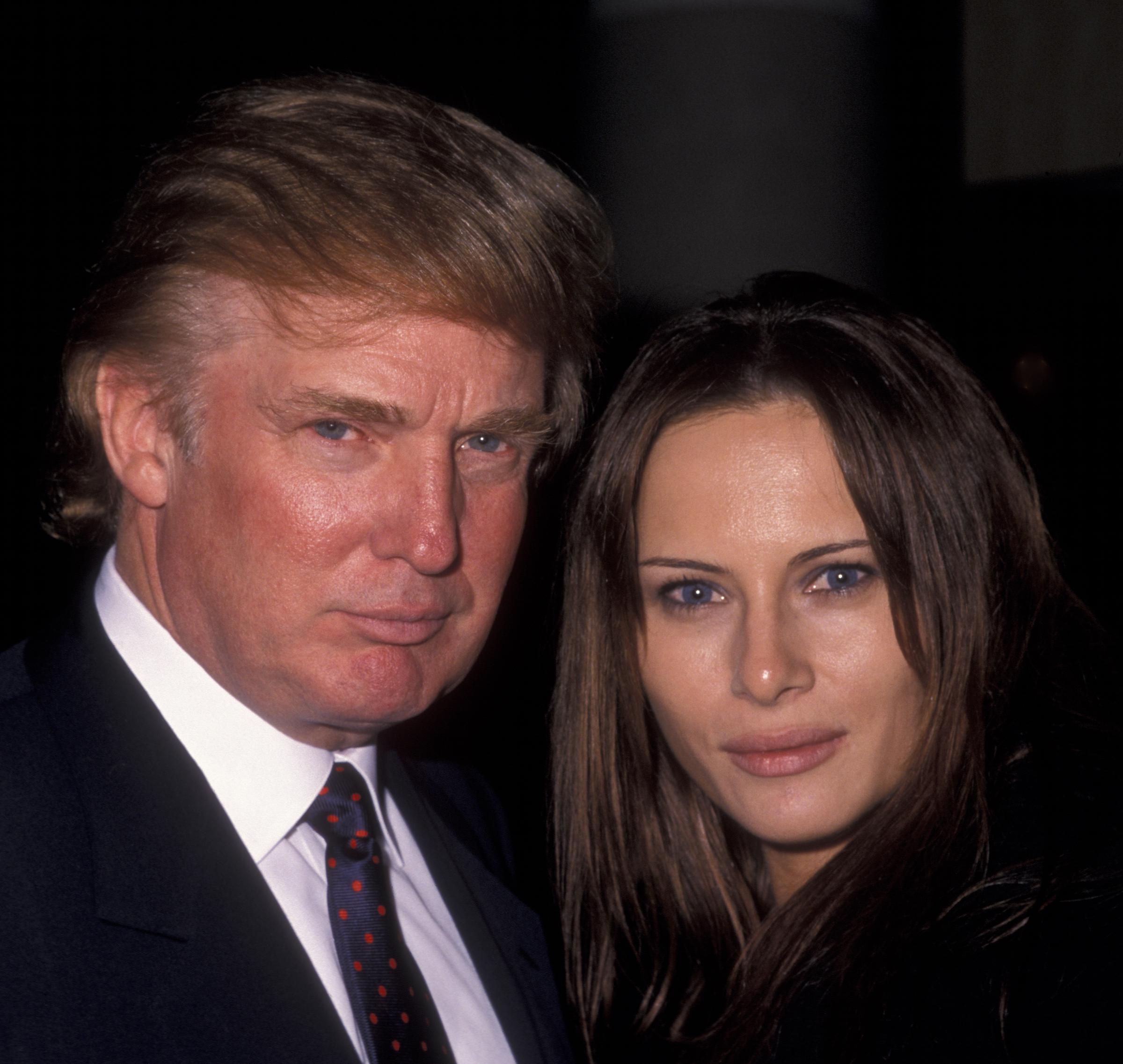 Donald y Melania Trump asisten a la gran inauguración del hotel W New York el 1 de diciembre de 1998 | Fuente: Getty Images