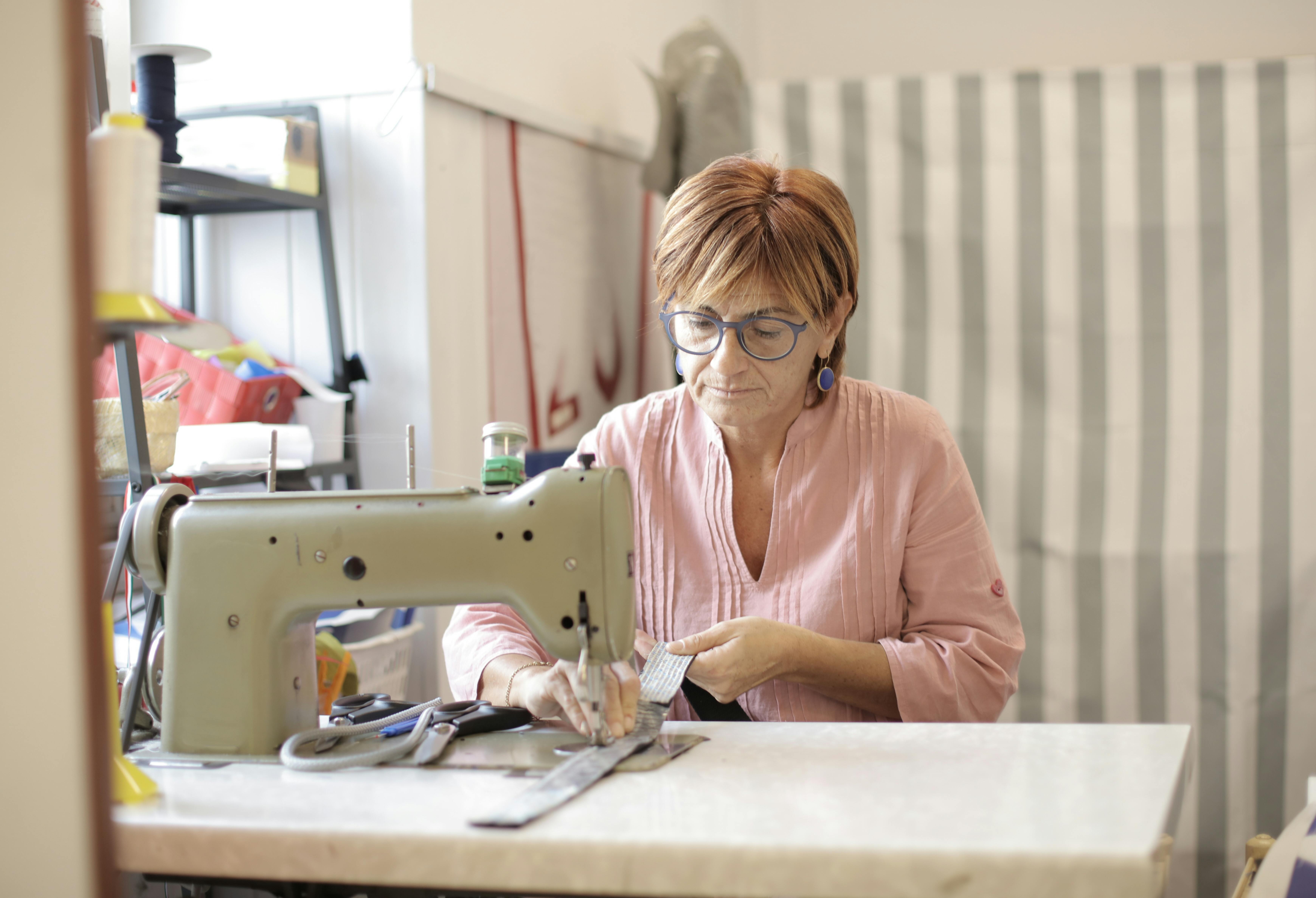 Una mujer cosiendo a máquina | Fuente: Pexels