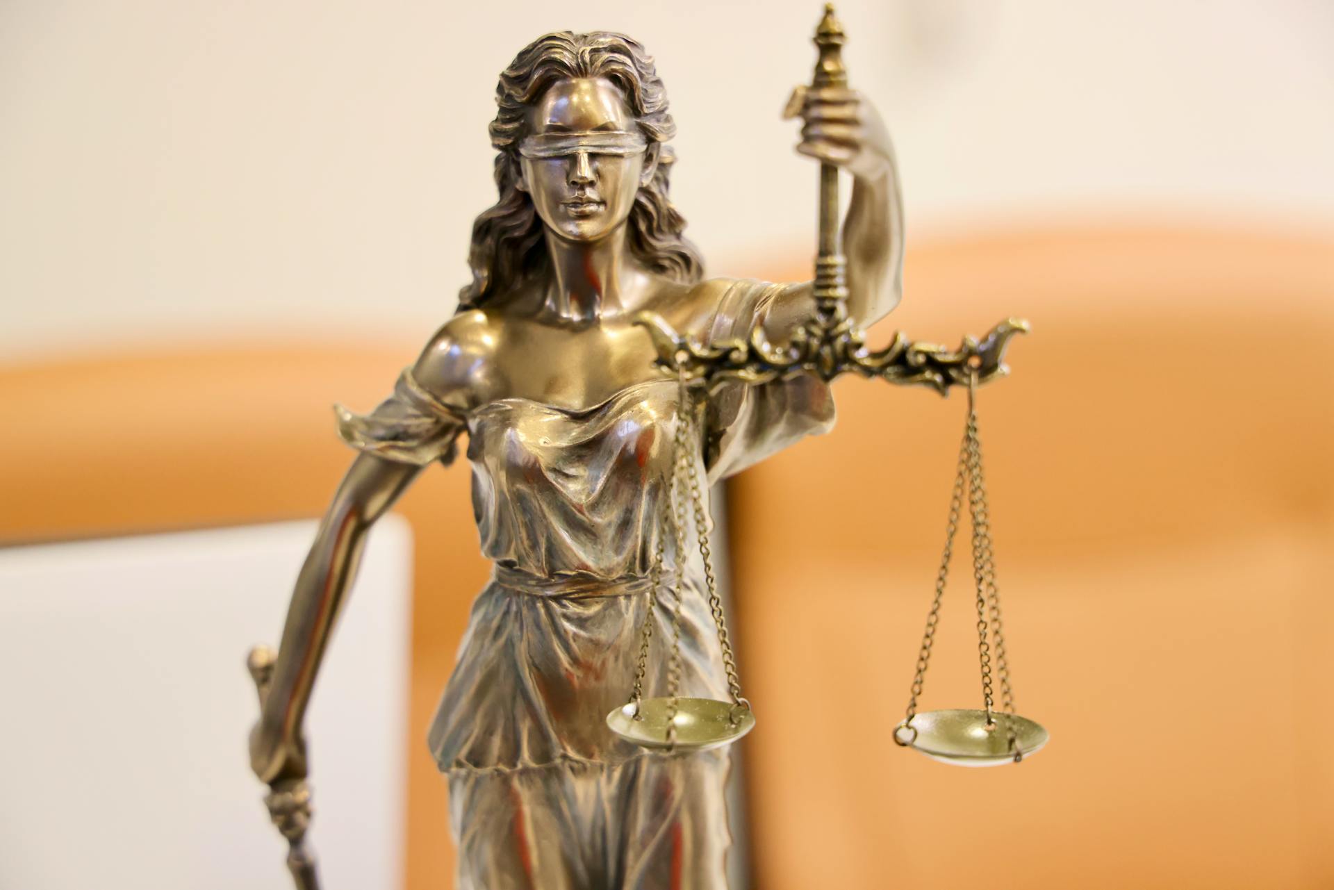 Estatua de la Dama Justicia con la balanza | Fuente: Pexels