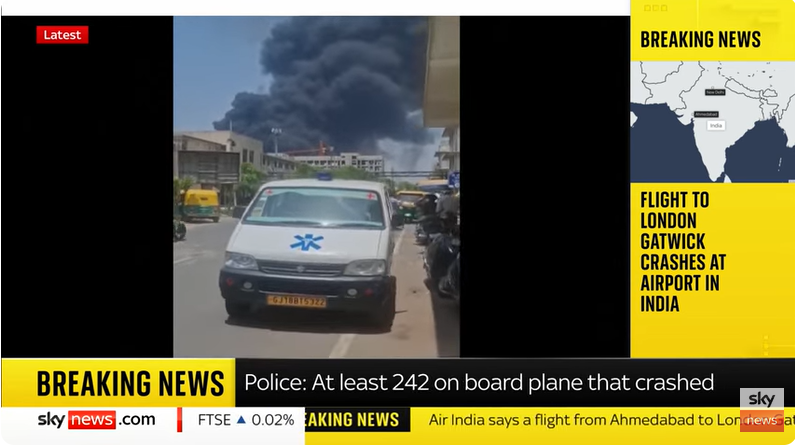 Enormes columnas de humo visibles cerca del aeropuerto de la India de la ciudad de Ahmedabad tras el accidente aéreo, de un post fechado el 12 de junio de 2025 | Fuente: Youtube/@SkyNews