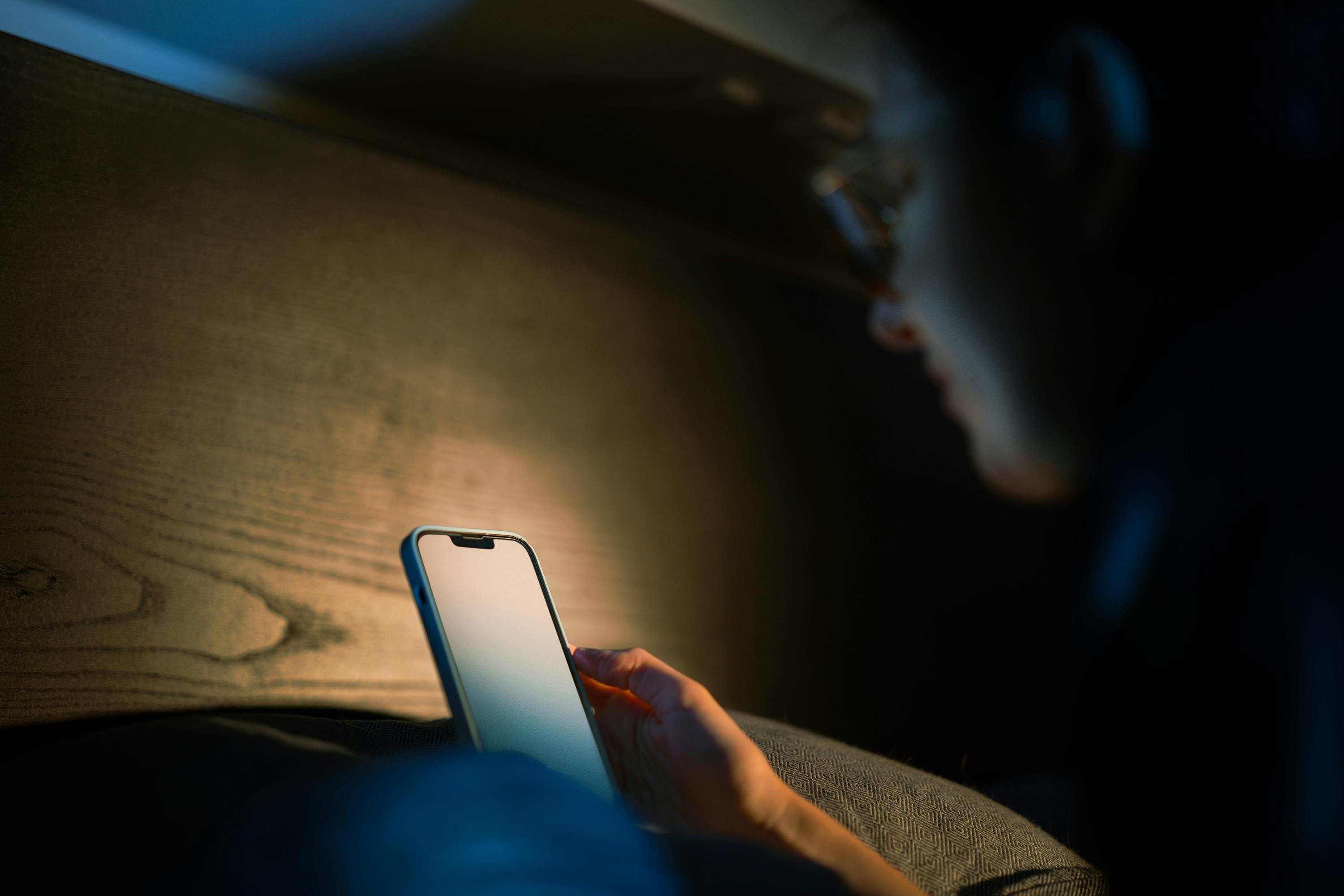 Persona comprobando un teléfono | Fuente: Pexels
