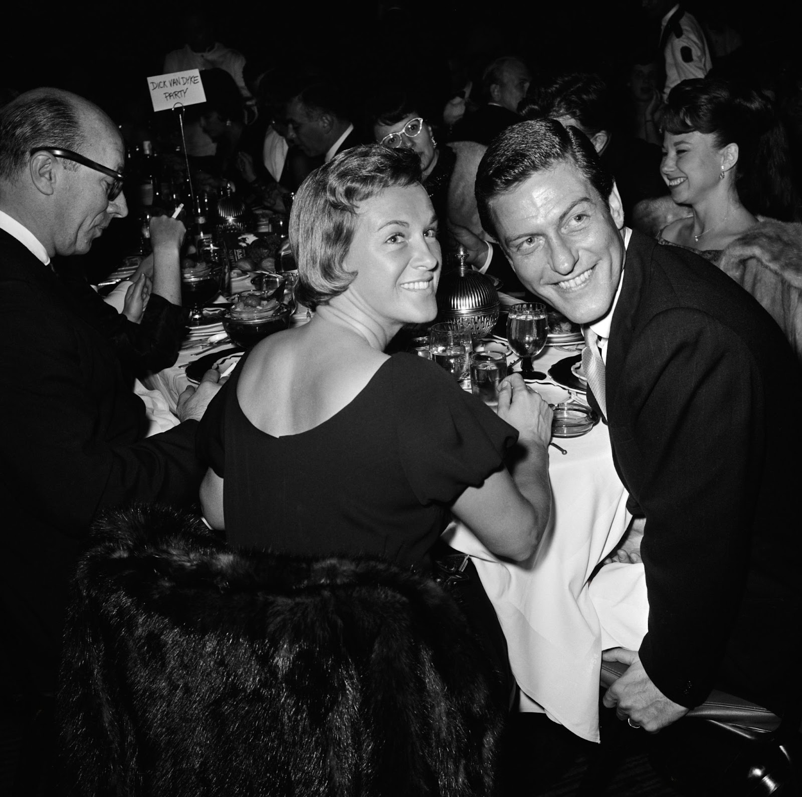 Margie Willett y Dick Van Dyke fotografiados en el Cocoanut Grove, en el Hotel Ambassador de Los Ángeles, California, hacia 1963. | Fuente: Getty Images