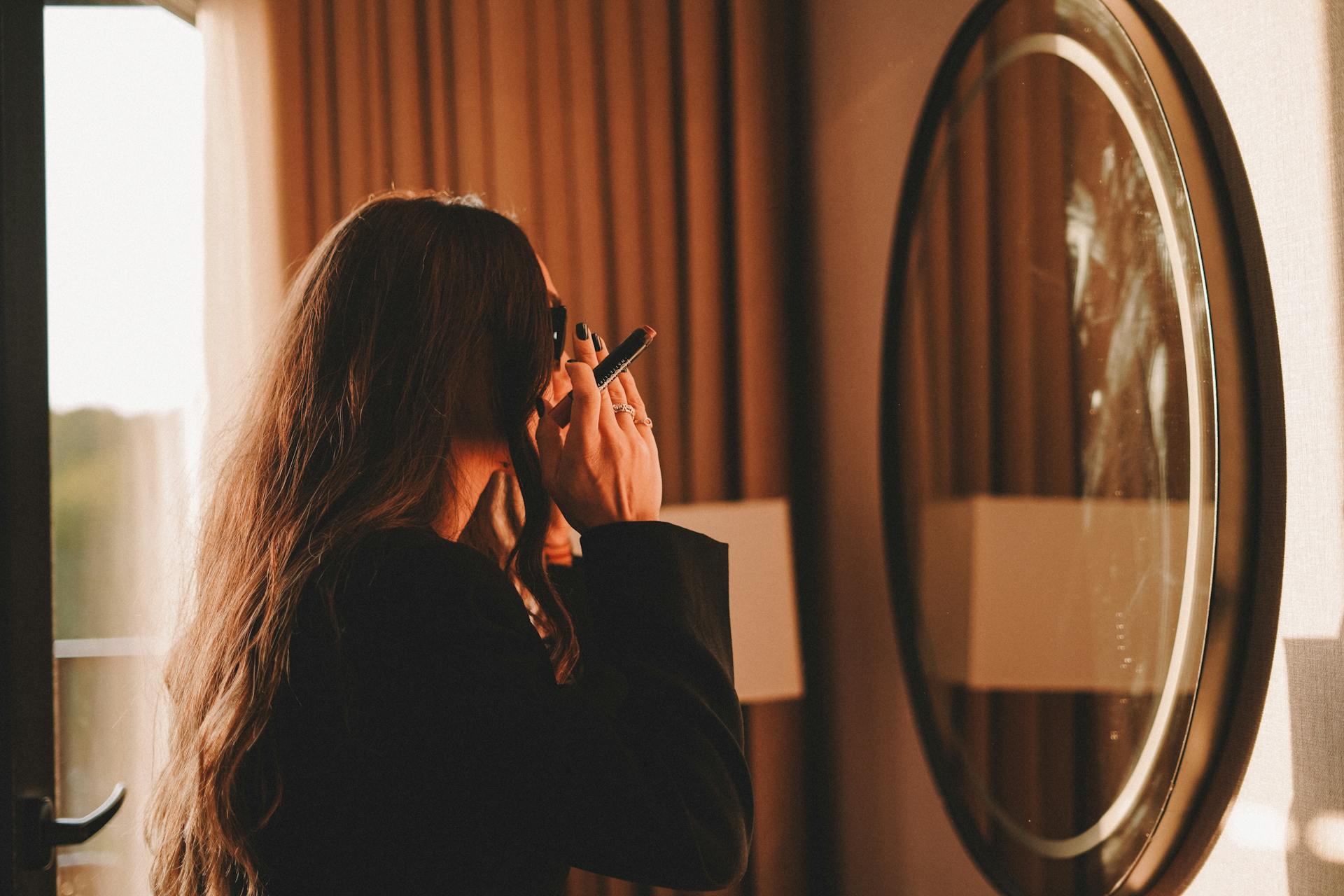 Una mujer mirándose al espejo | Fuente: Pexels