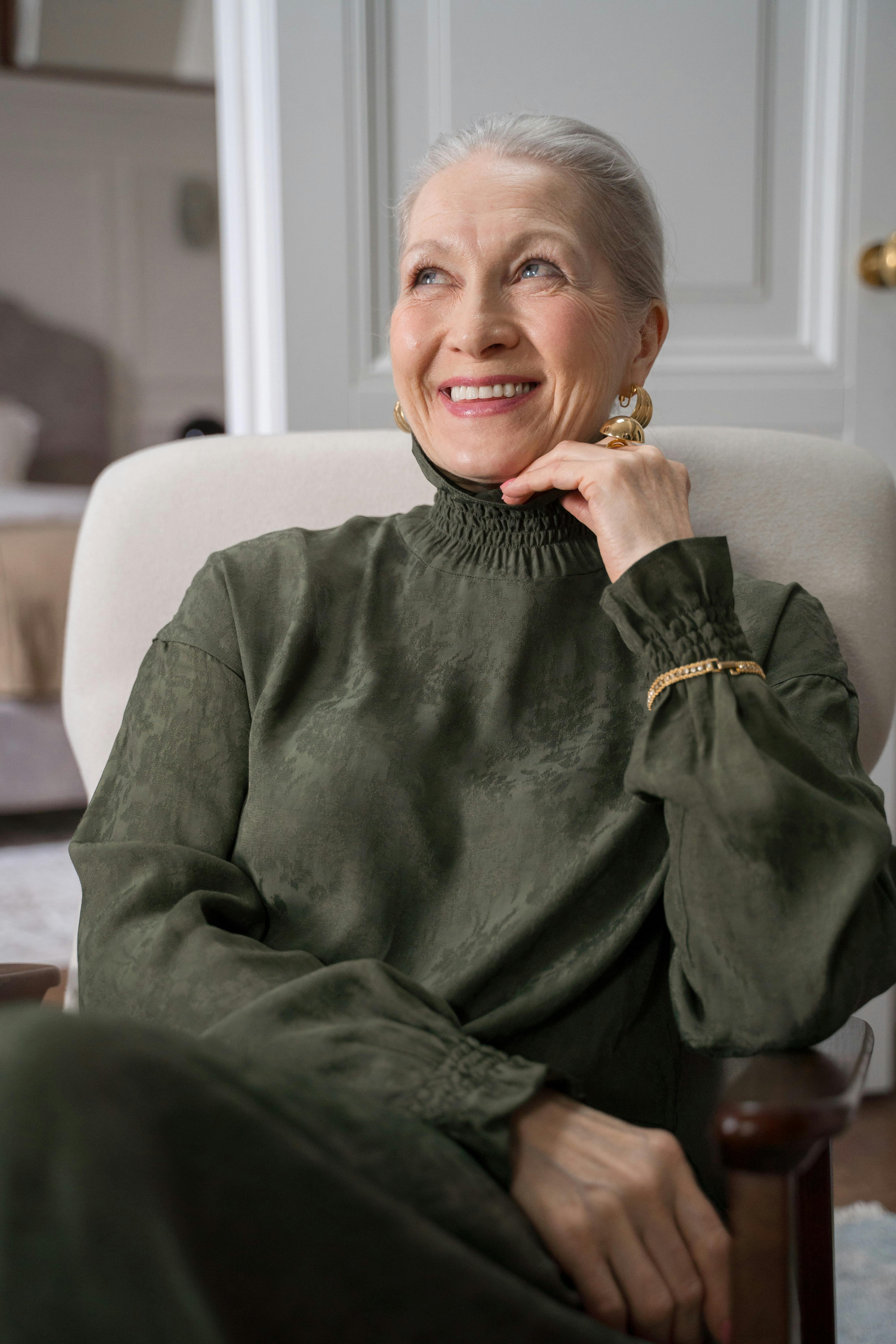 Una mujer feliz en casa | Fuente: Pexels