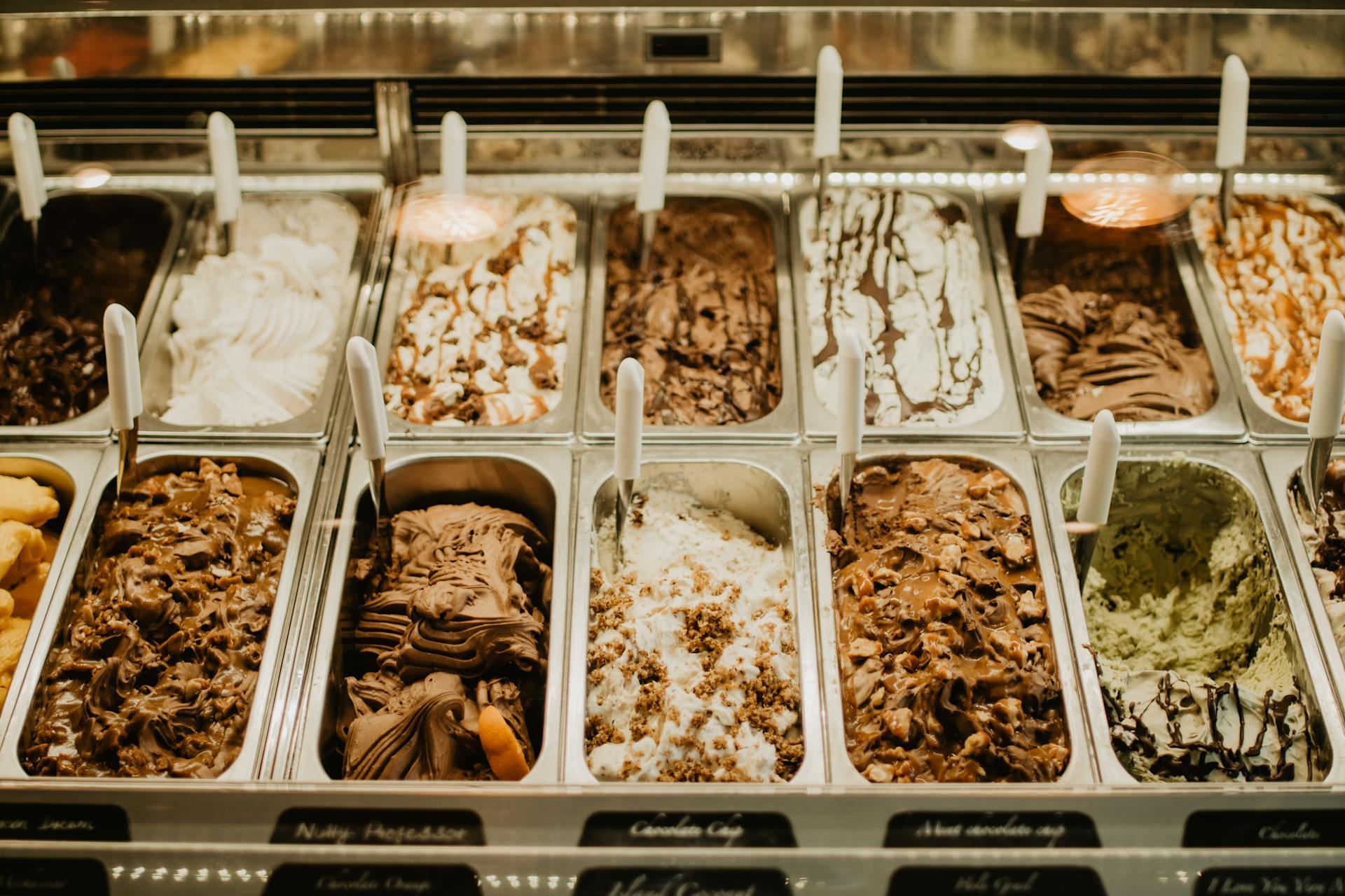Helado dentro de un congelador expositor | Fuente: Pexels