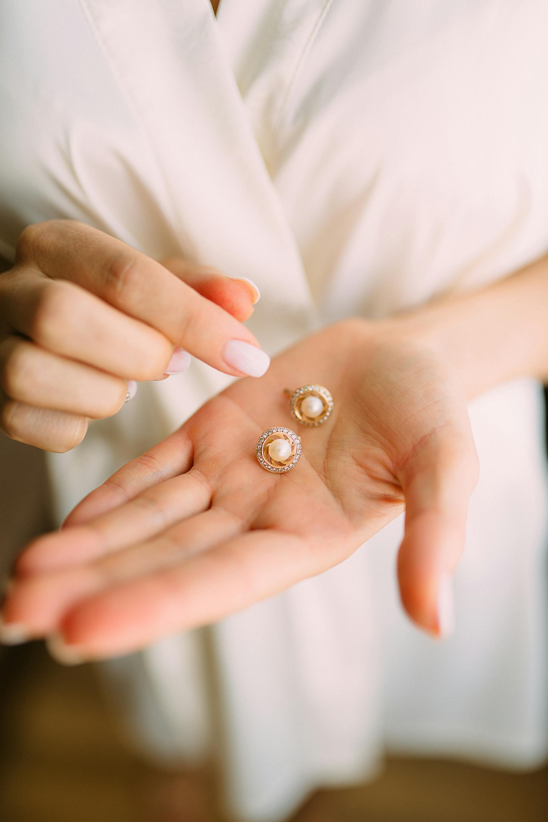 Una persona con pendientes | Fuente: Pexels