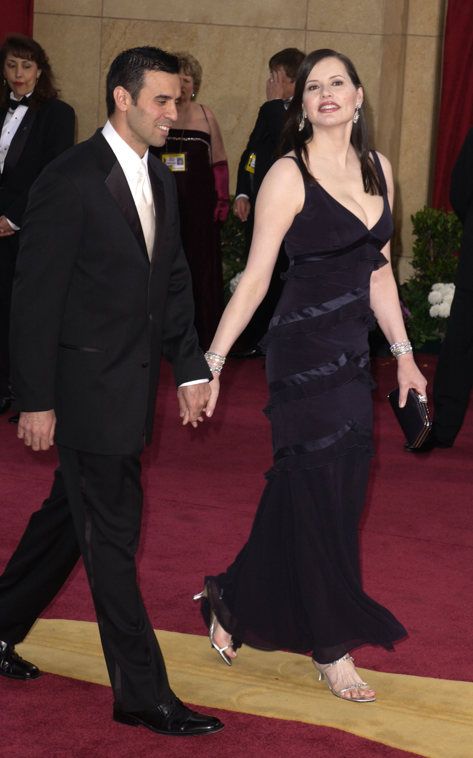 Reza Jarrahy y Geena Davis durante la 75 edición de los Premios de la Academia en 2003 en Hollywood, California | Fuente: Getty Images