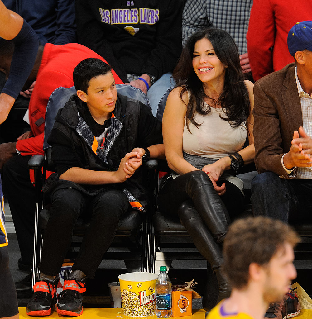 Lauren Sánchez y su hijo Nikko Gonzalez asisten a un partido de baloncesto entre los Indiana Pacers y Los Angeles Lakers en el Staples Center el 28 de enero de 2014 en Los Ángeles, California.