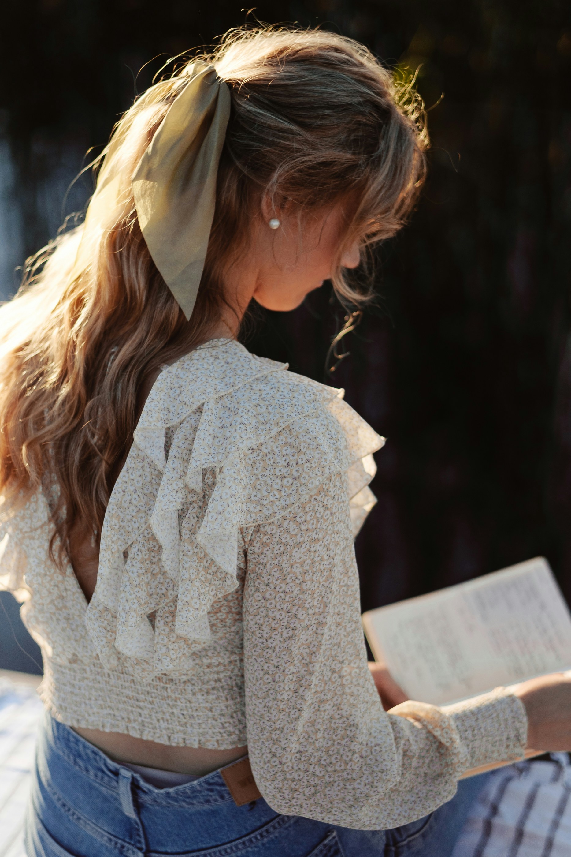 Un adolescente leyendo un libro | Fuente: Unsplash