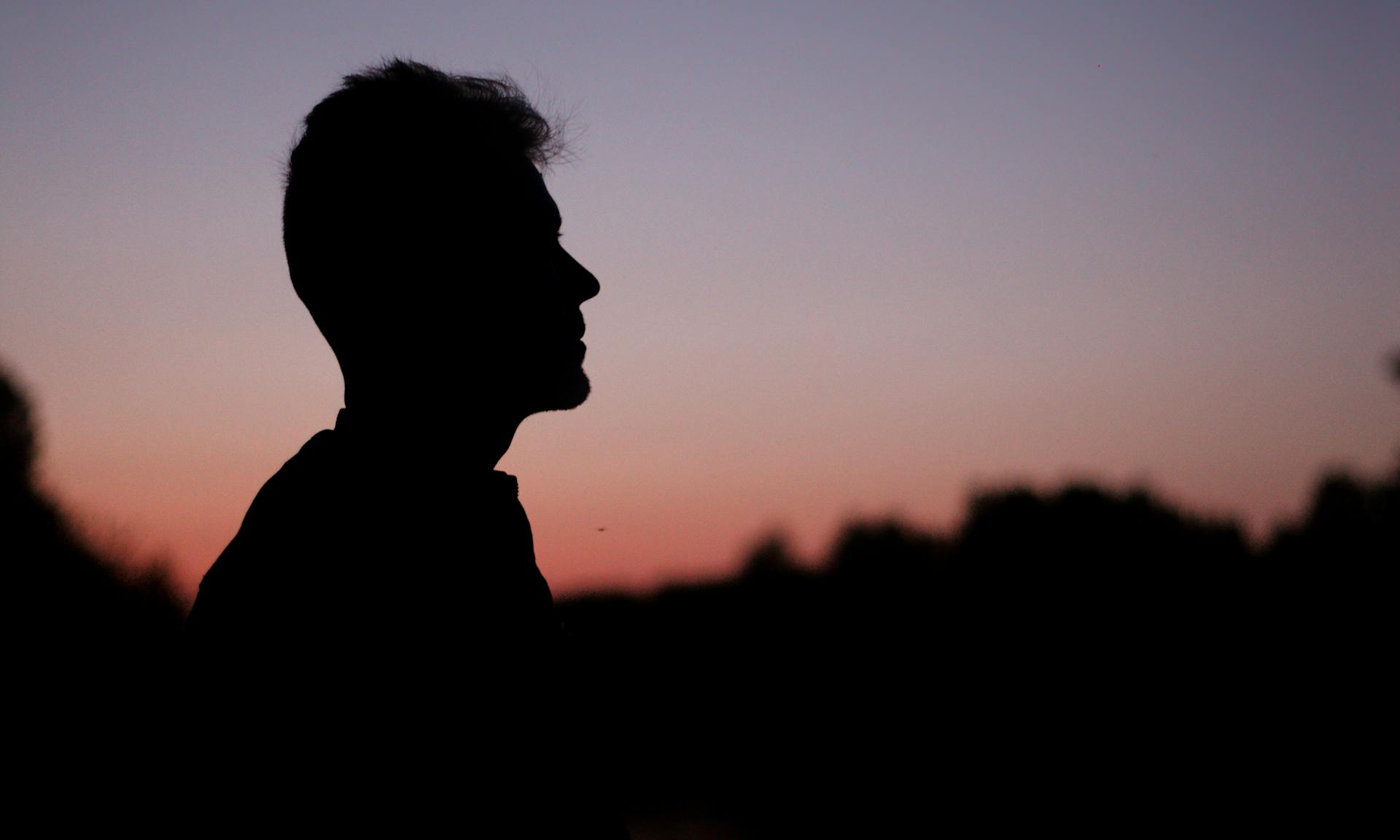 La silueta de un hombre | Fuente: Pexels